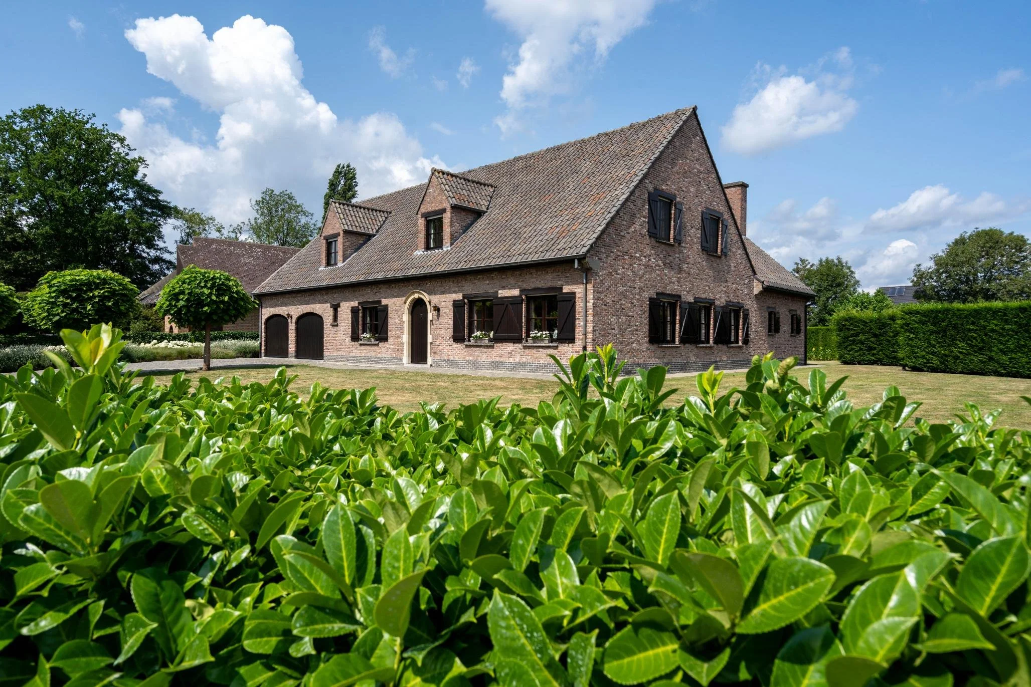 Vastgoedfotografie van een vrijstaande woning in Merelbeke, gemaakt zonder mast