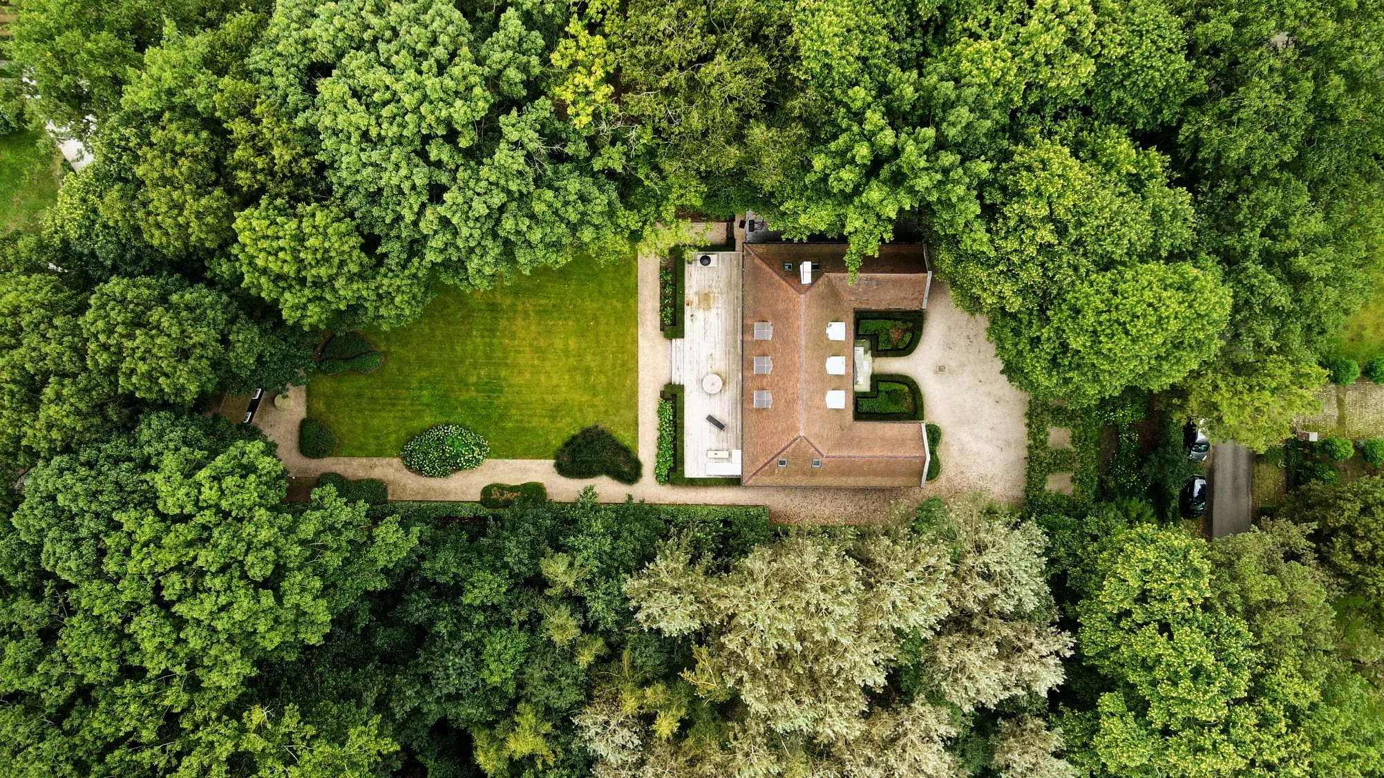 Een dronefoto van een villa gemaakt vanuit top perspectief, Brussel