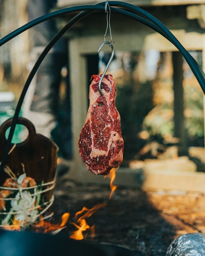 Cooking 🔥 in the open.
Beelden: @maarten.oosterlinck 
•
•
•
•
•
•
•
•
•
•
•
#ForestBathing #ShinrinYoku #NatureHealing #EcoRetreat #MindfulTravel #WellnessRetreat #NatureConnection #HolisticLi