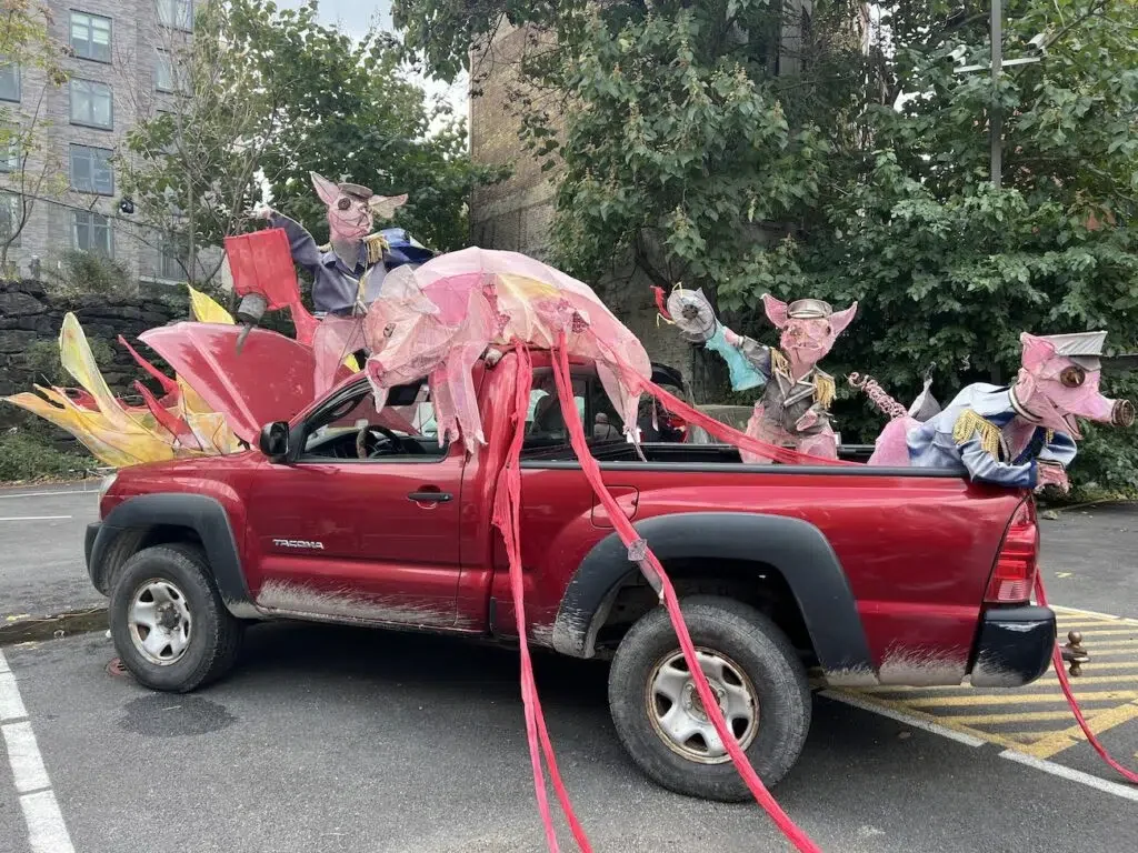 My Modern Met | Community-Driven Exhibition Transforms Cars Into Unconventional Vehicles for Site-Specific Art 