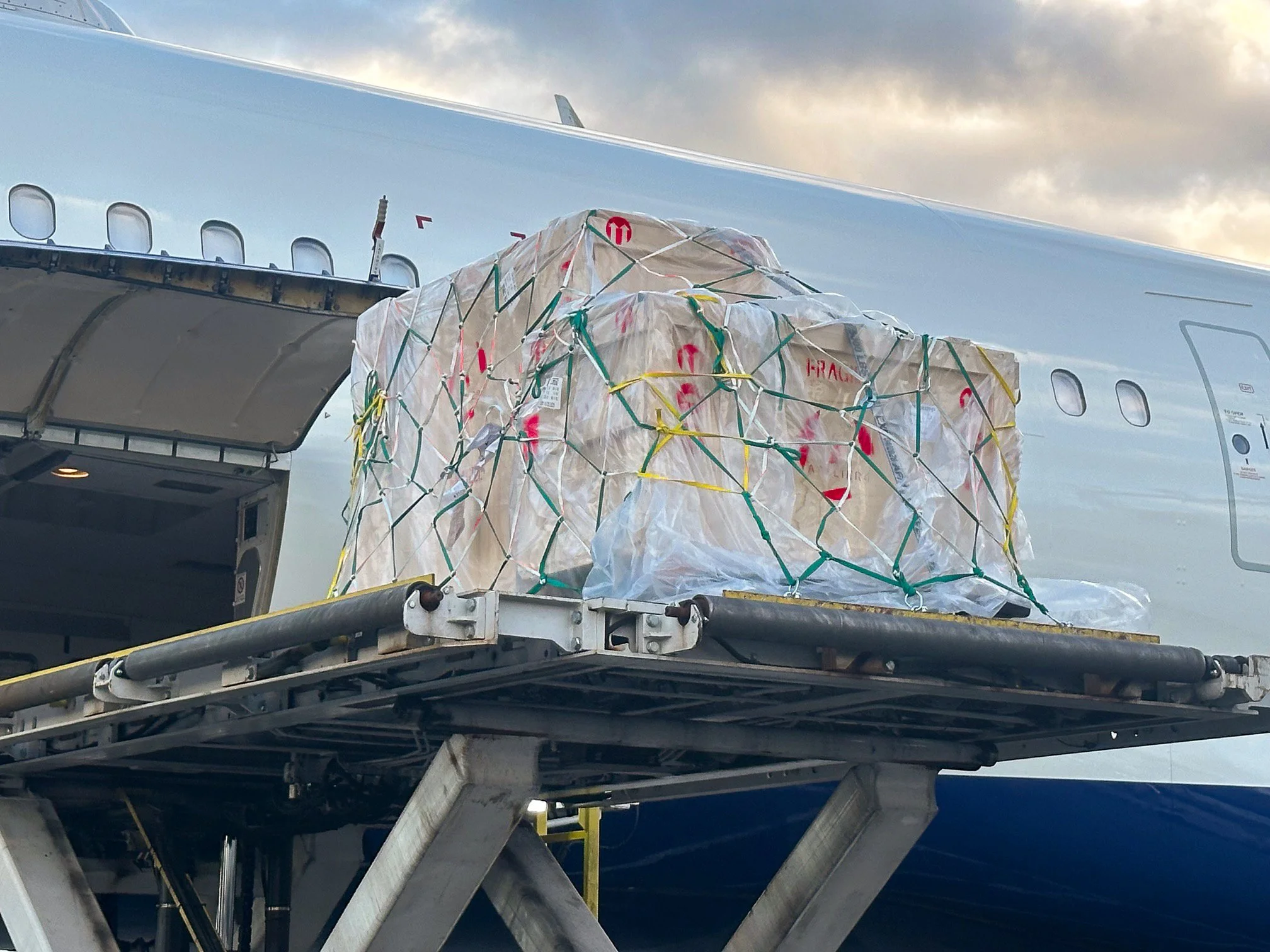 Model airplanes on a desk with export and pending files in the background.