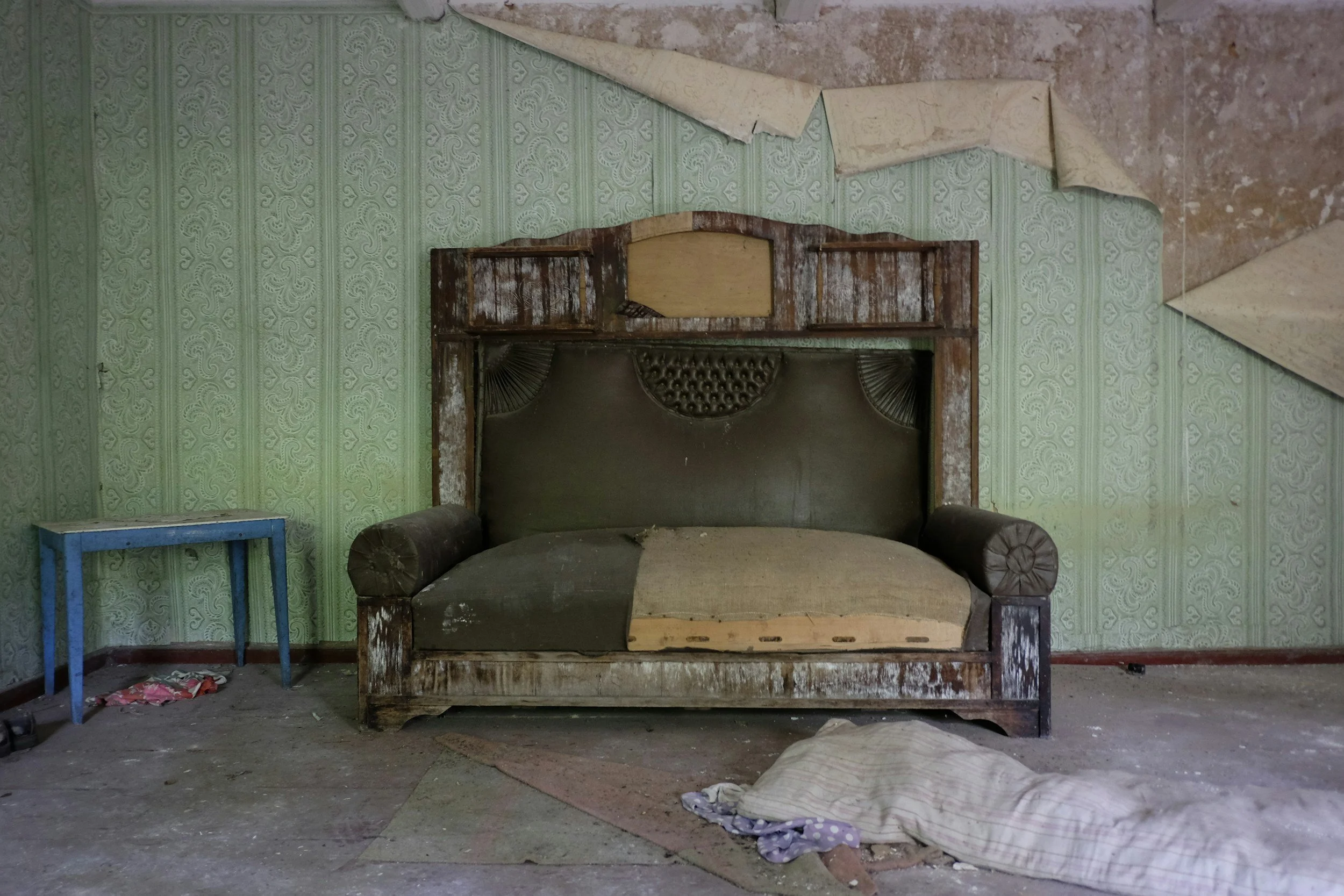 the furnished flat is a symptom of a non-acceptance of the reality