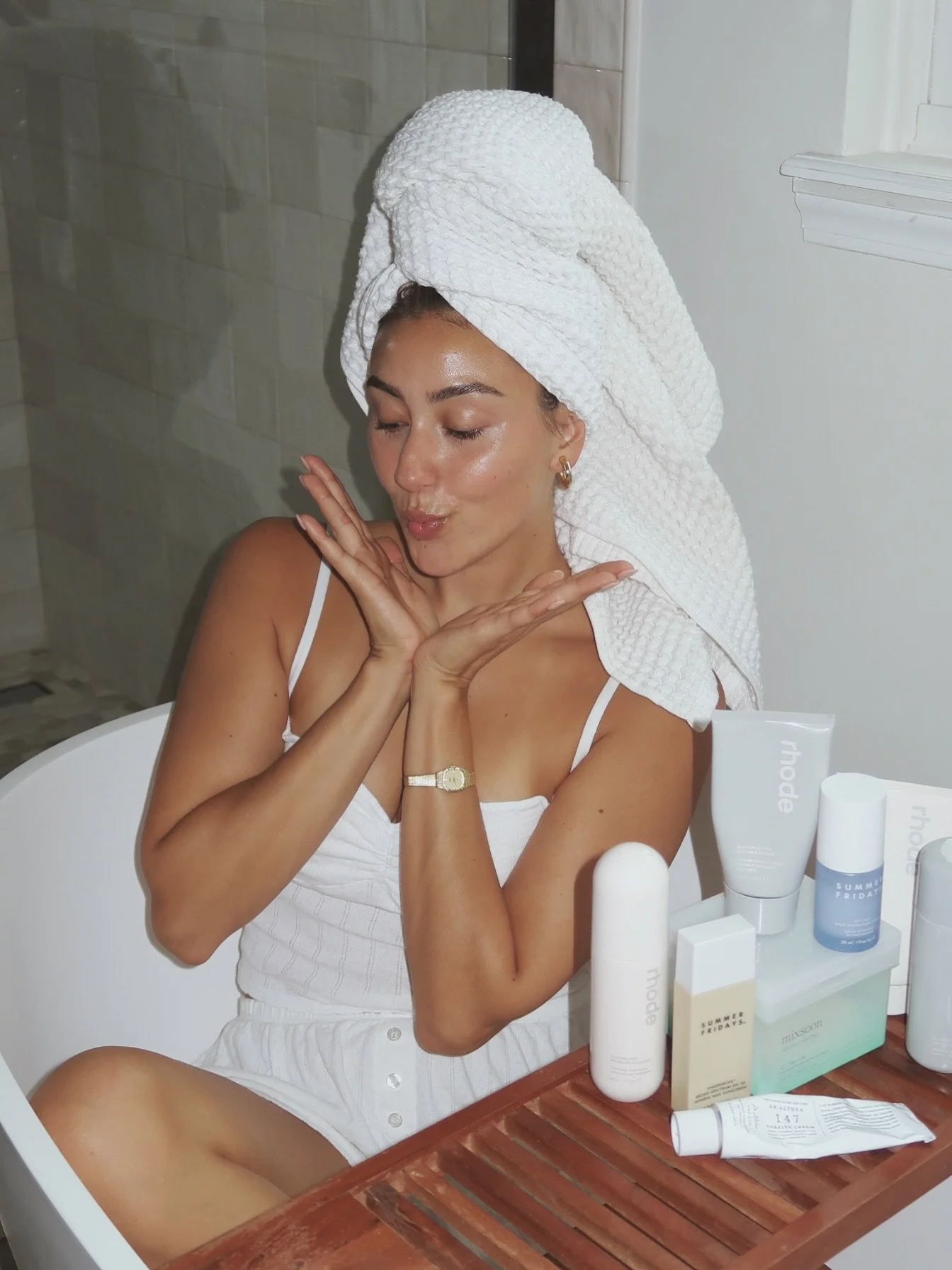 Mod&eacute;le Monday: Barrier Repair 🤍
Prepping our skin for the cold, dry season ahead. 
Full story at modelebydaria.com

#editorial #blog #intentionalcontent #skincareroutine #beauty #barrierrepair #healingskin #Mod&eacute;lebyDaria