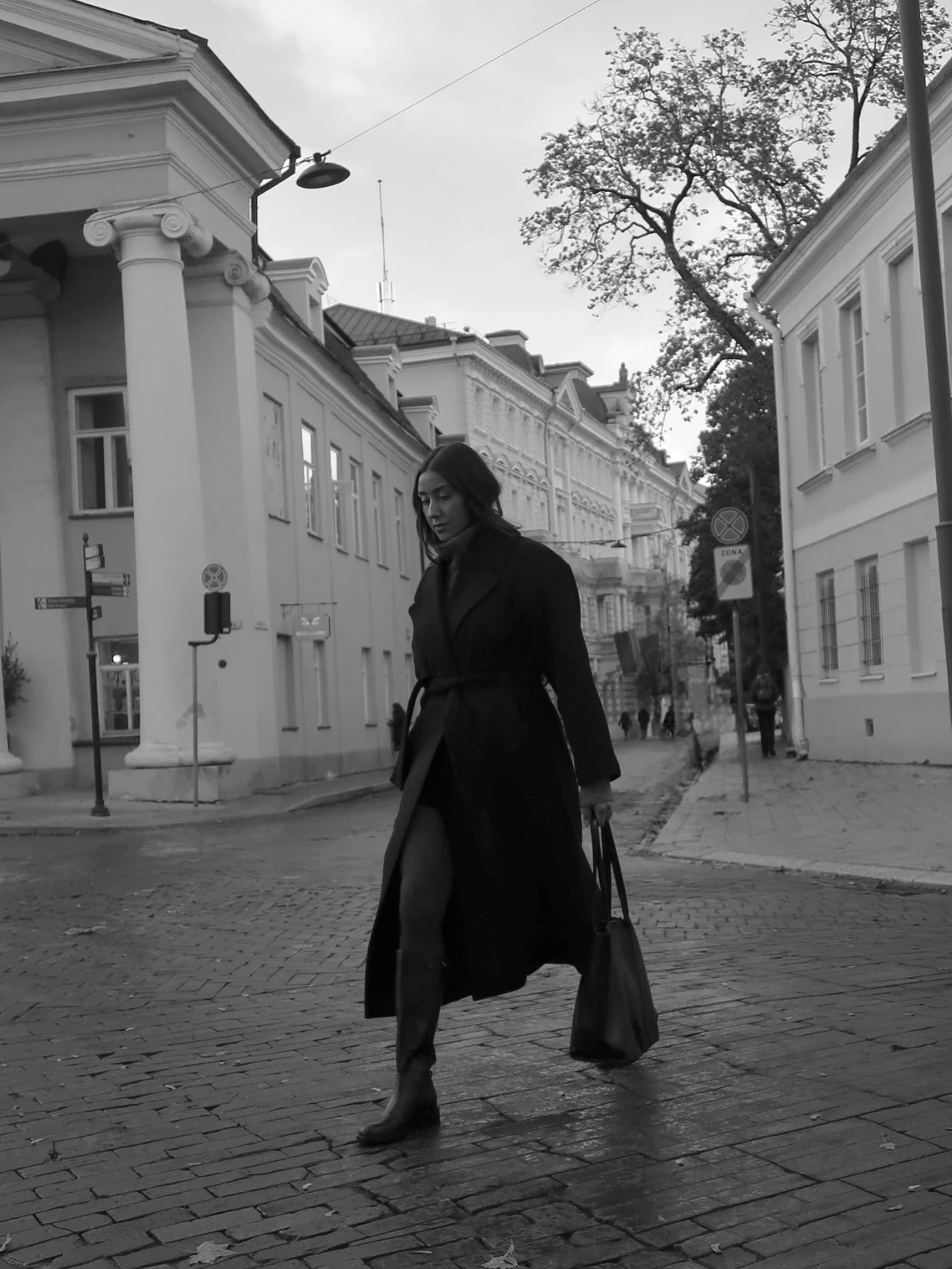 Mod&eacute;le Monday: Tailored by the City 🖤
Three cities, three staple outfits. See how each city inspired a curated look at modelebydaria.com 

#fashionblogger #europeanautumn #fallwardrobe #curatedlook #travelblogger #styleinspo #outfitideas #mod