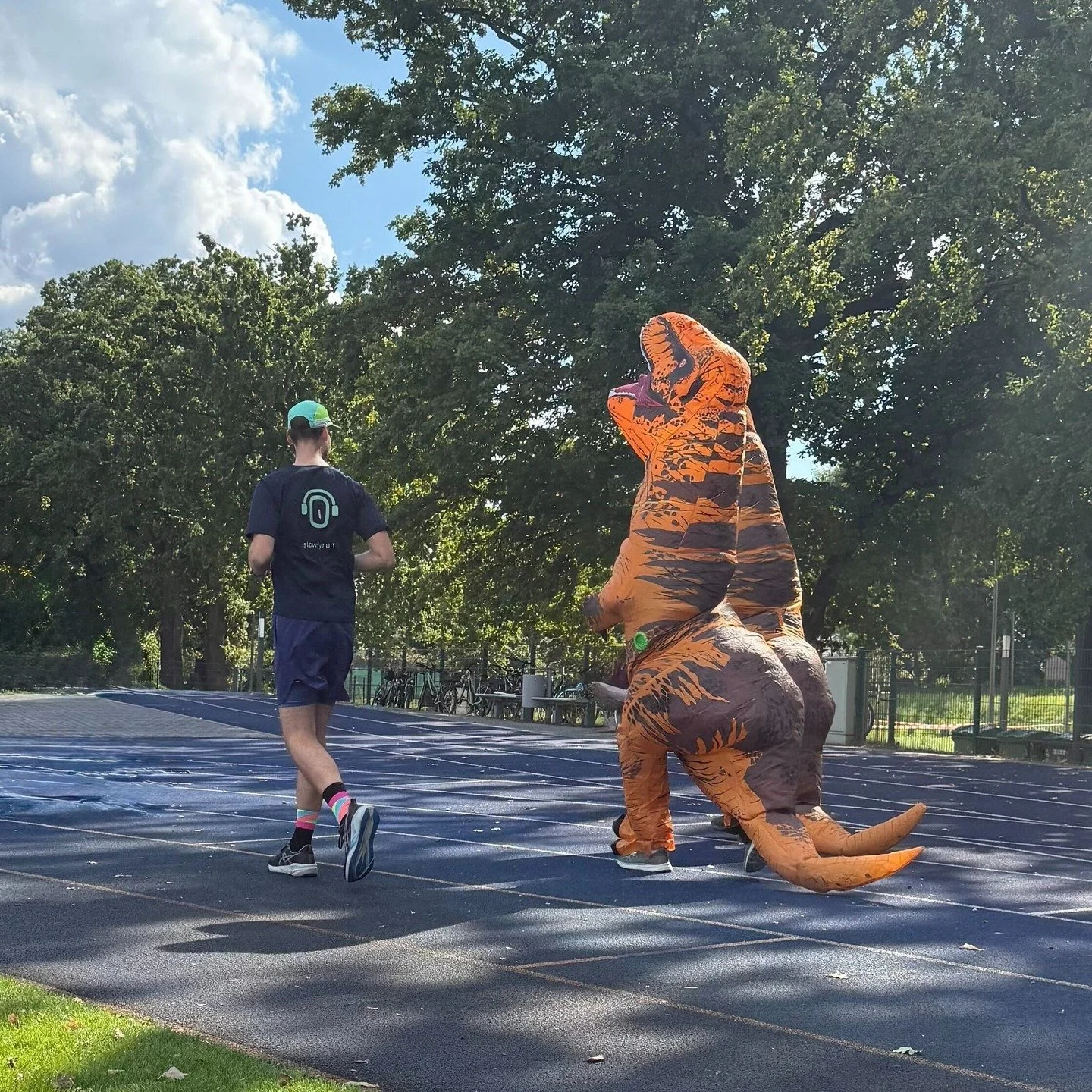 Wenn dein Laufbuddy 65 Millionen Jahre Versp&auml;tung hat&hellip; 🦖👟
Mit #slowly joggst du selbst neben Dinos im perfekten Takt.
@eric.slowly @slowly.app 

#SlowlyApp #SlowJogging #intervalllaufen #RunWithTheBeat #180BPM #160BPM