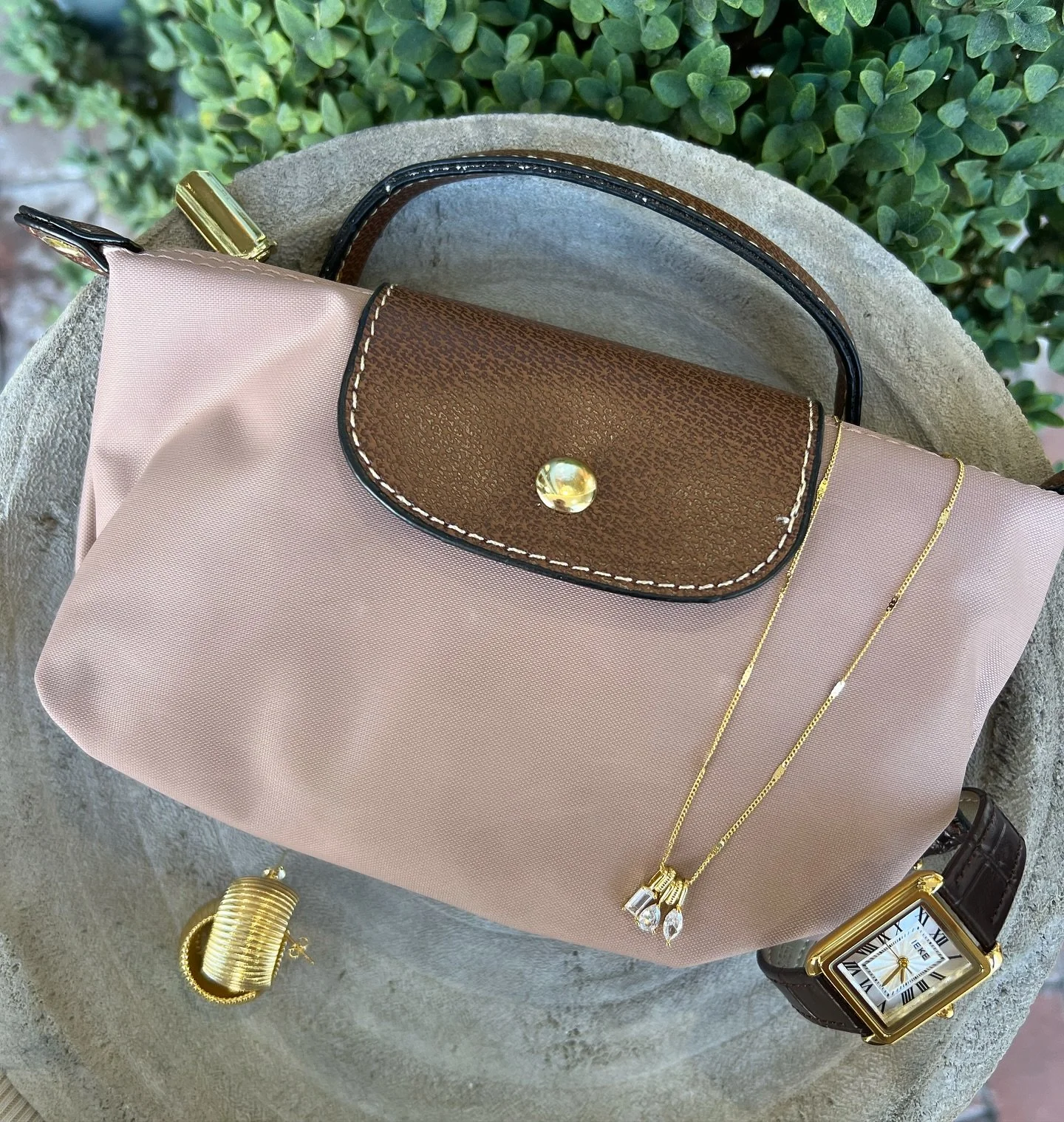 Because sometimes, it&rsquo;s the smallest details that leave the biggest impression. A hint of gold, a touch of texture, and a neutral palette that never goes out of style🤎 
&bull;
&bull;
#dressedinzest #zestclothingandco #shopsmall #shoplocal #bou