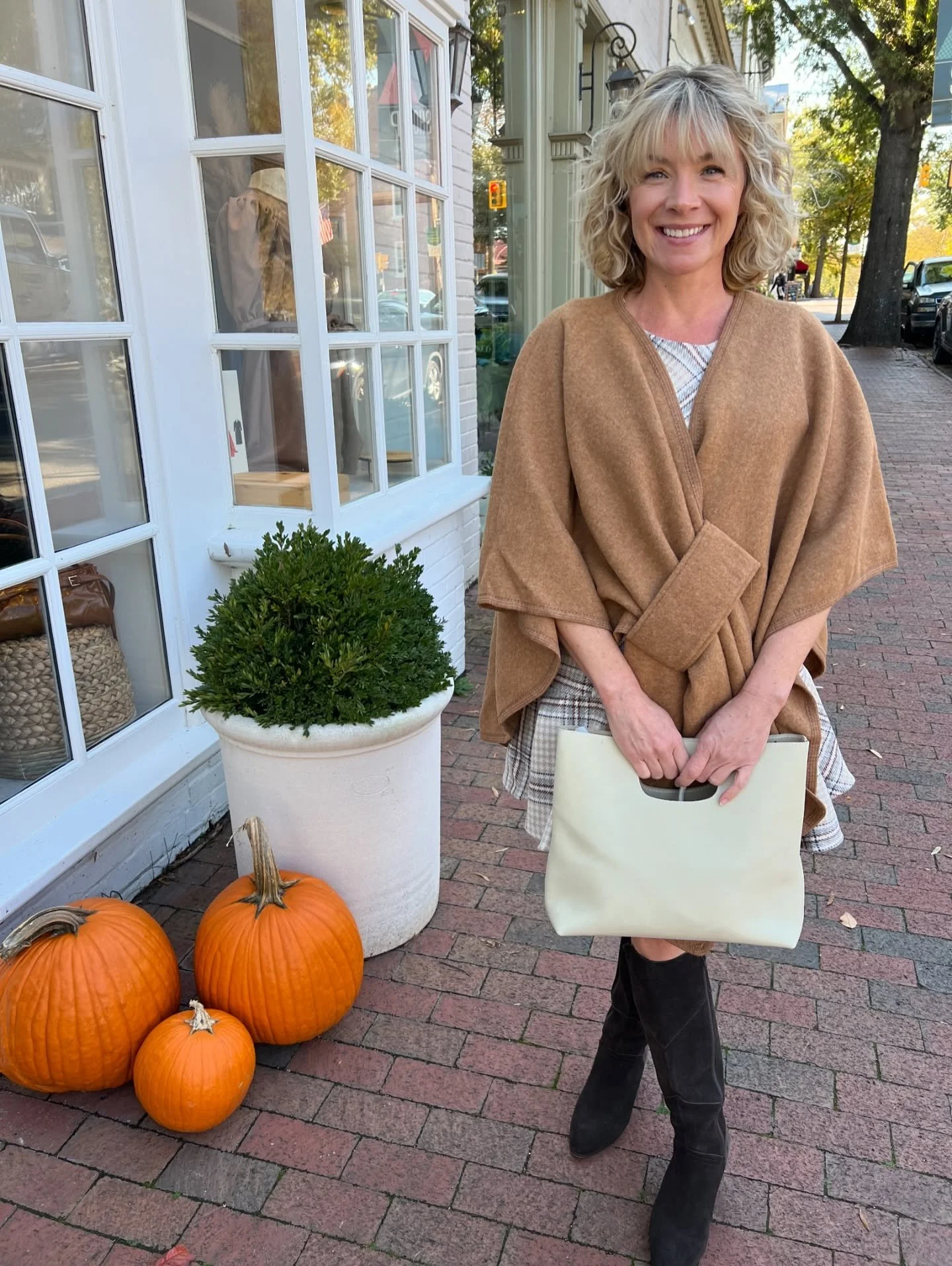 Fall Gold Cup is this weekend and we’ve got the outfits to match the moment. Classic plaids, layered neutrals, and our brand-new shawl wraps that are as cozy as they are elegant 🍂🏇🏆
Stop in and let us style you for the races!