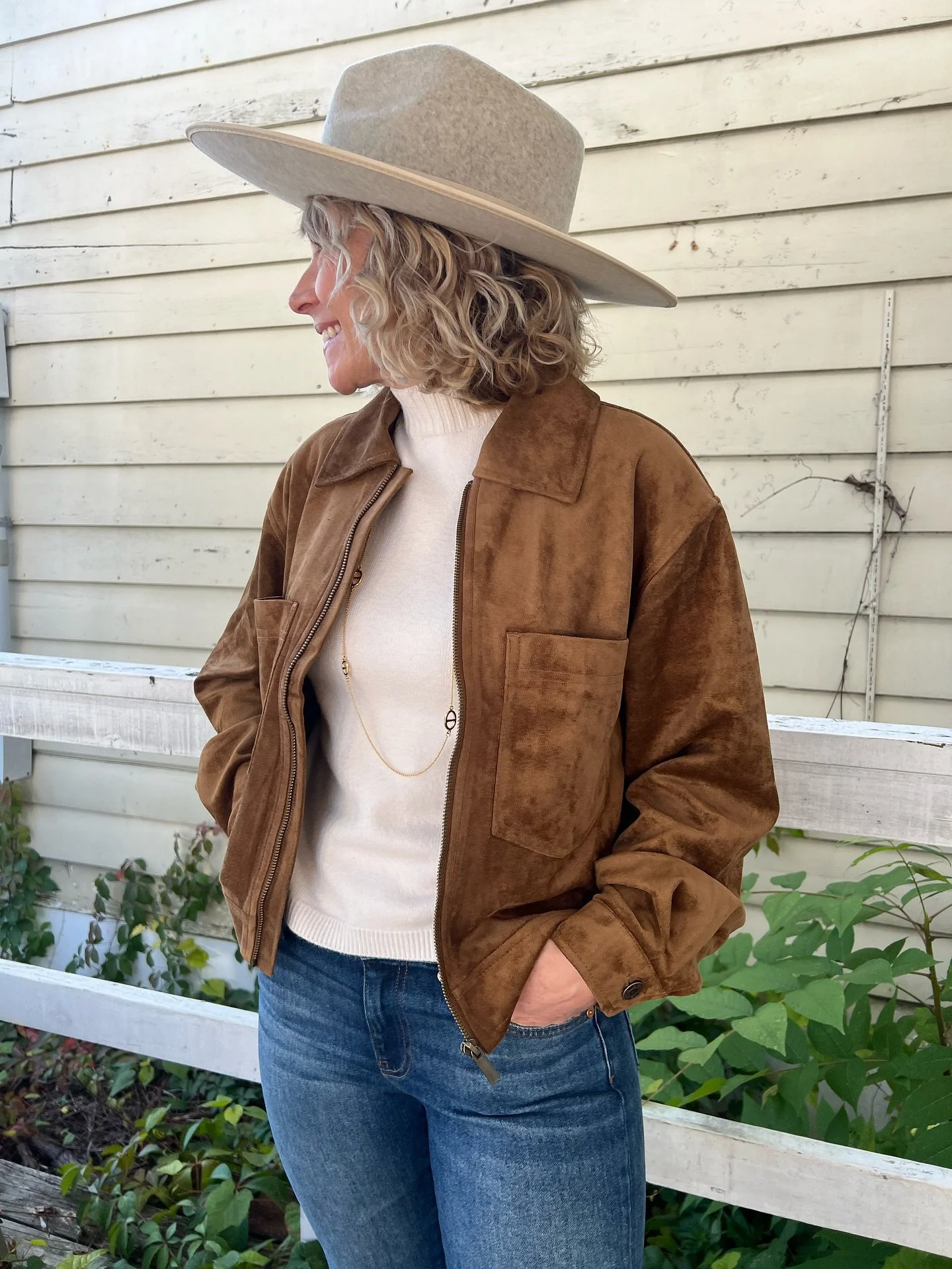 The kind of outfit you&rsquo;ll wear to the farmer&rsquo;s market, brunch downtown, and then straight to an evening bonfire.
Soft, warm &amp; effortless! Just fall things 🤎🍂