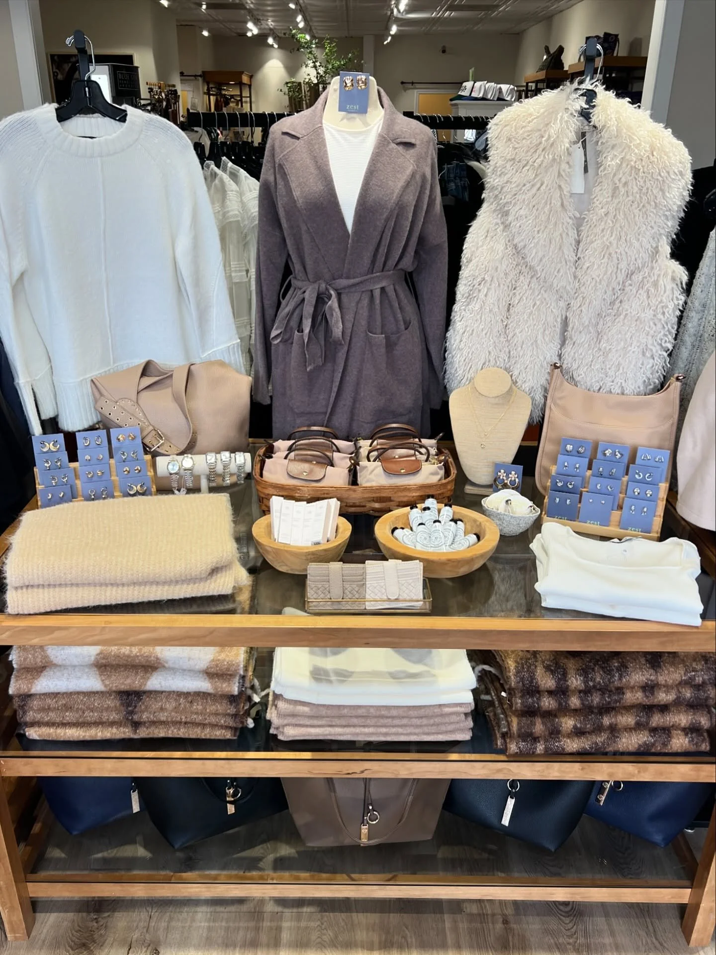 Soft knits, neutral tones, and all the cozy details 🤎
This is your sign to slow down, layer up, and lean into winter comfort! 
#zestclothing #winterwhites #clouddancerpantone #shoplocal #shop small
