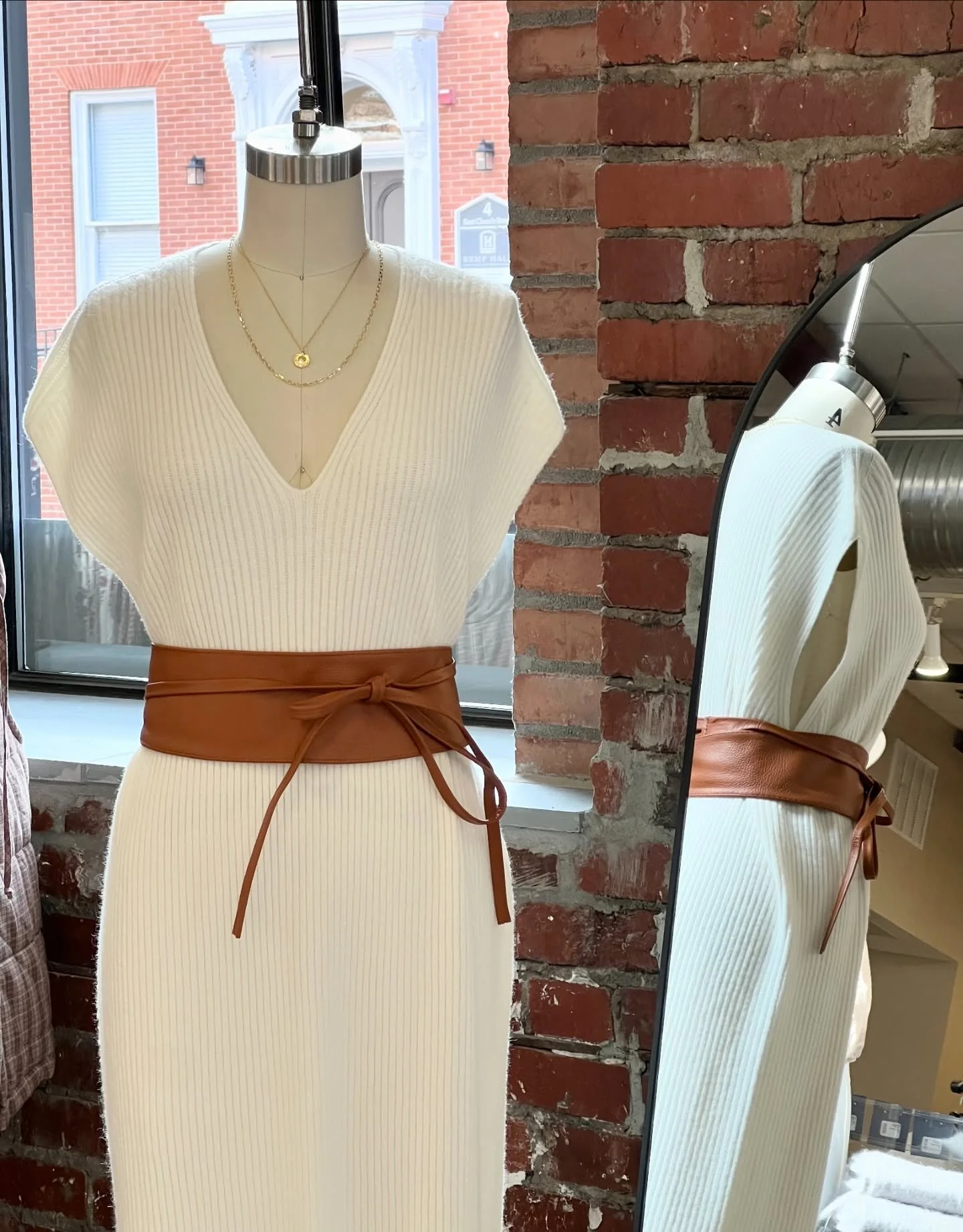 This weather is giving us a little sneak peek of spring🤍
And so is this outfit. Light layers and soft neutrals for days like today! 
#zestclothing #zestfrederick #springtransitionstyle #shopsmall #shoplocal