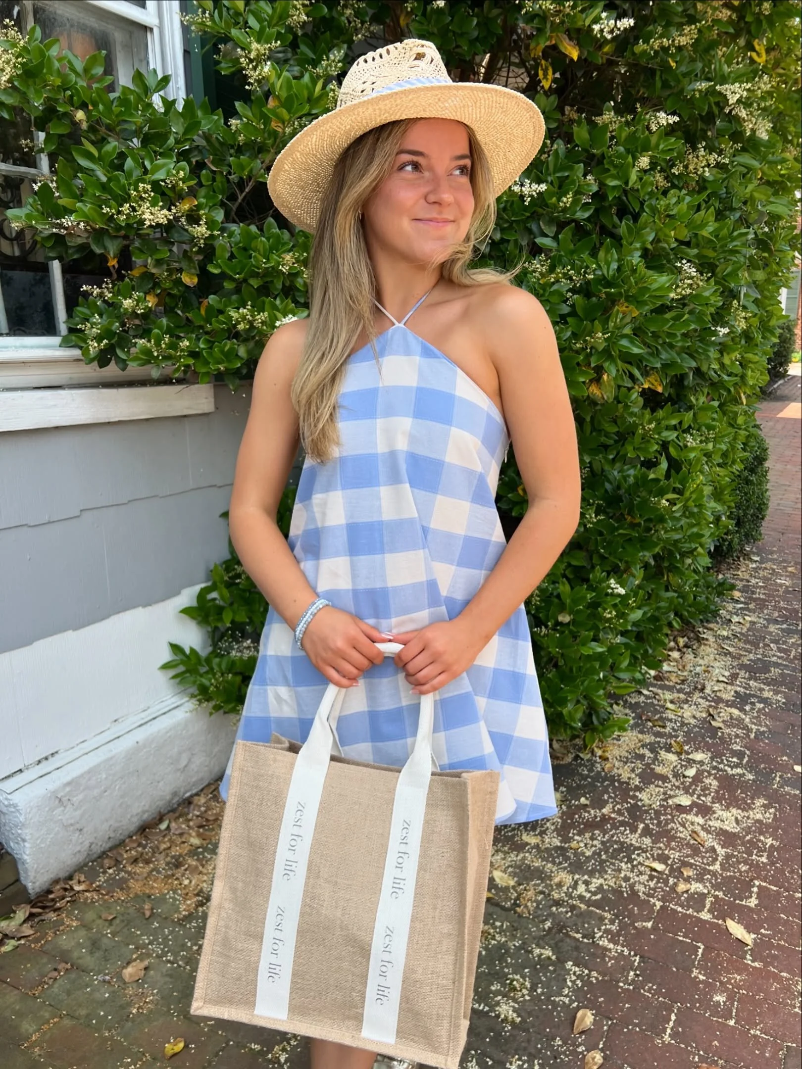 🩵NEW ARRIVAL🩵 This gingham romper gives the look of a dress with all the comfort of a romper, and our custom Zest for Life tote is ready for farmers market mornings, beach weekends, and gifting all summer long! 
&bull;
#shopsmall #shoplocal #shopze