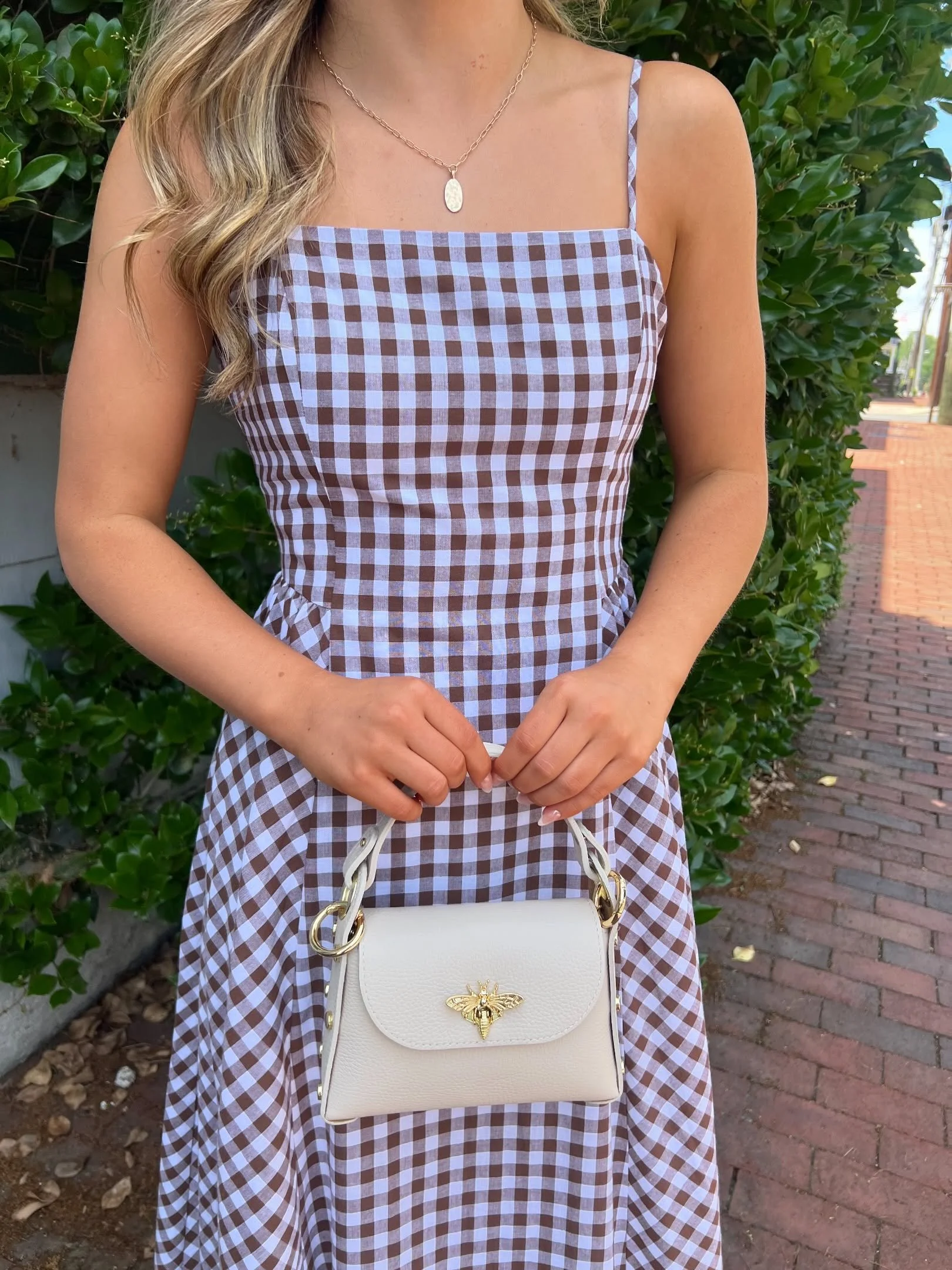 From sunny afternoons to crisp fall days&hellip; this dress is made to go the distance🤎Wear it now with your favorite sandals, then layer it with a denim jacket, cardigan, or boots when the temperatures start to drop! 
#shopzestclothingandco #shoplo