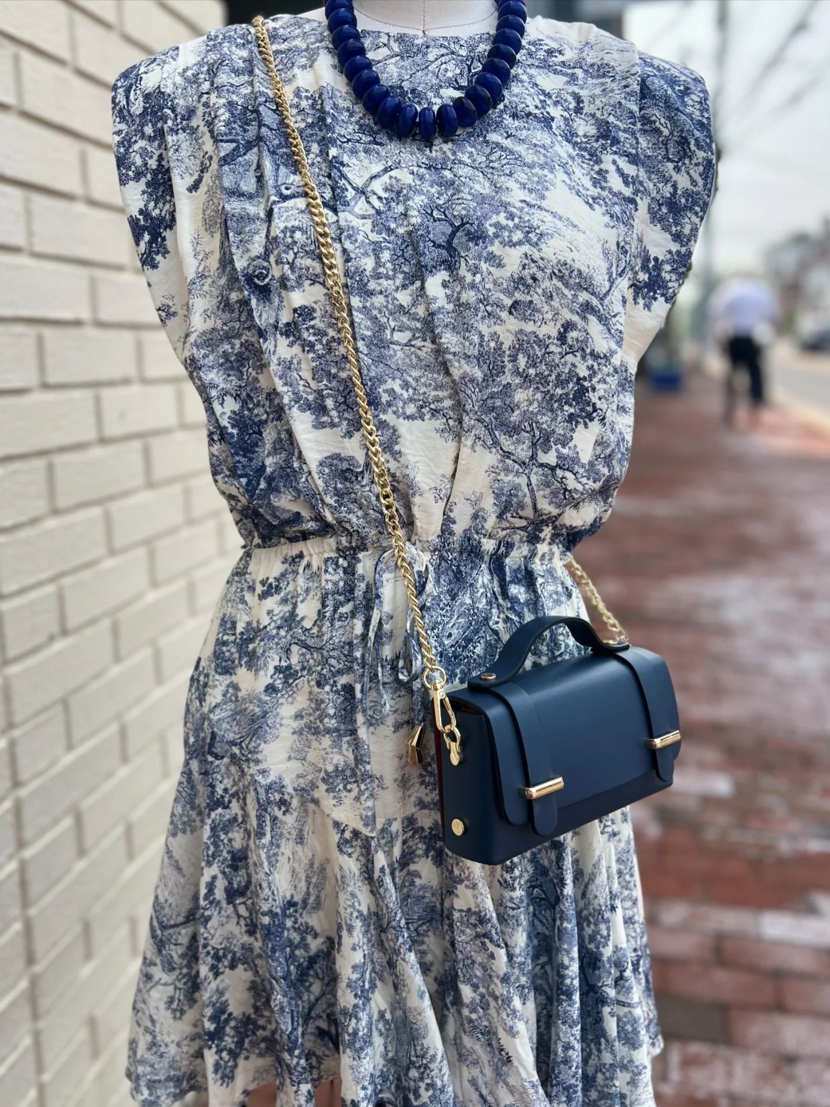 Another outfit we&rsquo;re loving right now💙
This new dress is lightweight, flattering, and so easy to wear. We paired it with our new beaded necklace and crossbody for a look that feels polished without trying too hard!
Come see all of our newest a