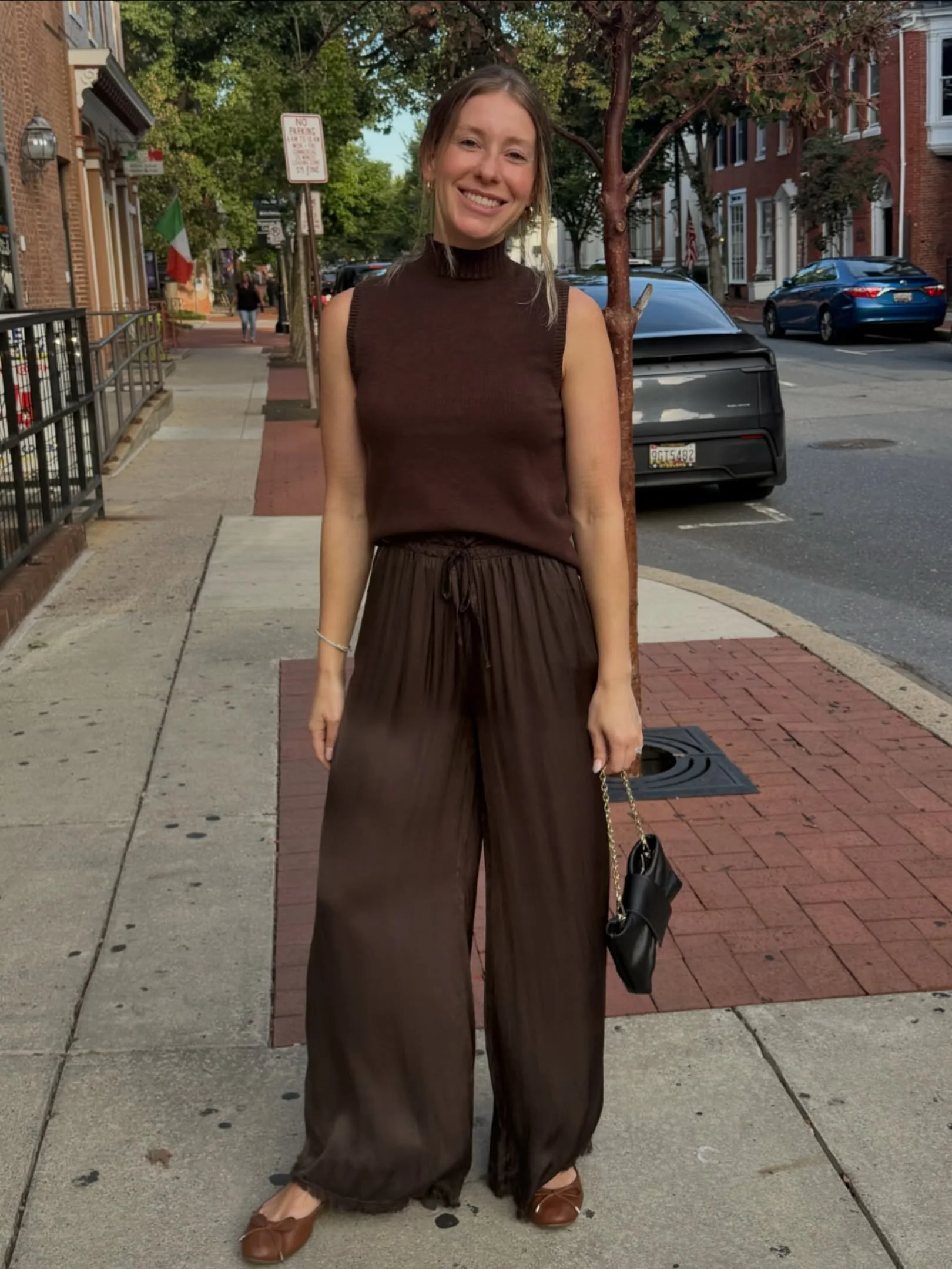 Chilly mornings, warm afternoons 🍂
Transitional dressing at its best. Lightweight enough to keep you cool when the sun comes out, with the perfect layers to cozy up when it goes down🤎
Because fall weather can&rsquo;t make up its mind&hellip; but yo