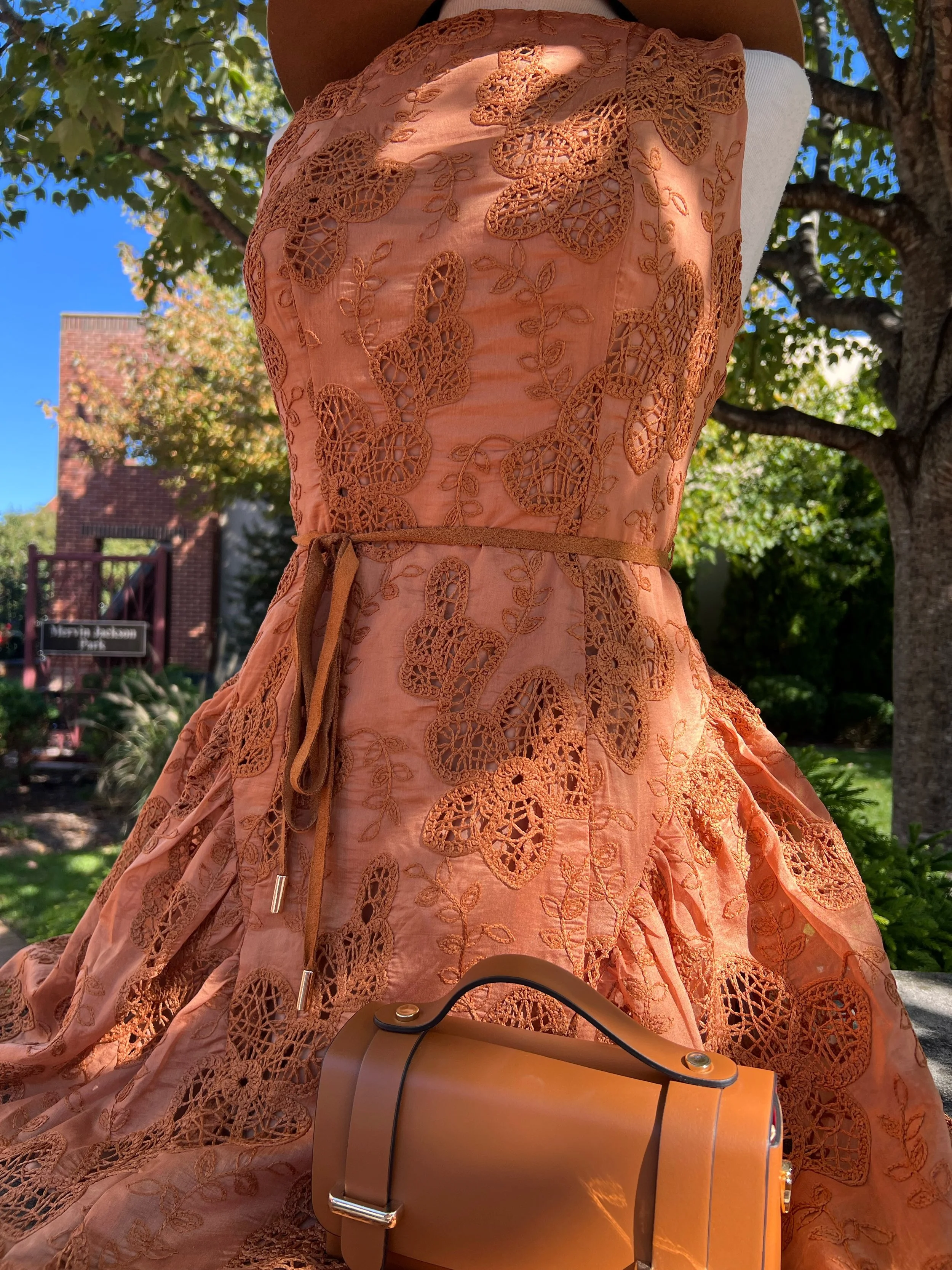 We&rsquo;re falling for all the little details🍁
The color, the embroidery, the accessories&hellip; everything about this look has us ready for crisp mornings, fall festivities, and everything in between!
Your fall wardrobe is calling! Come see what&