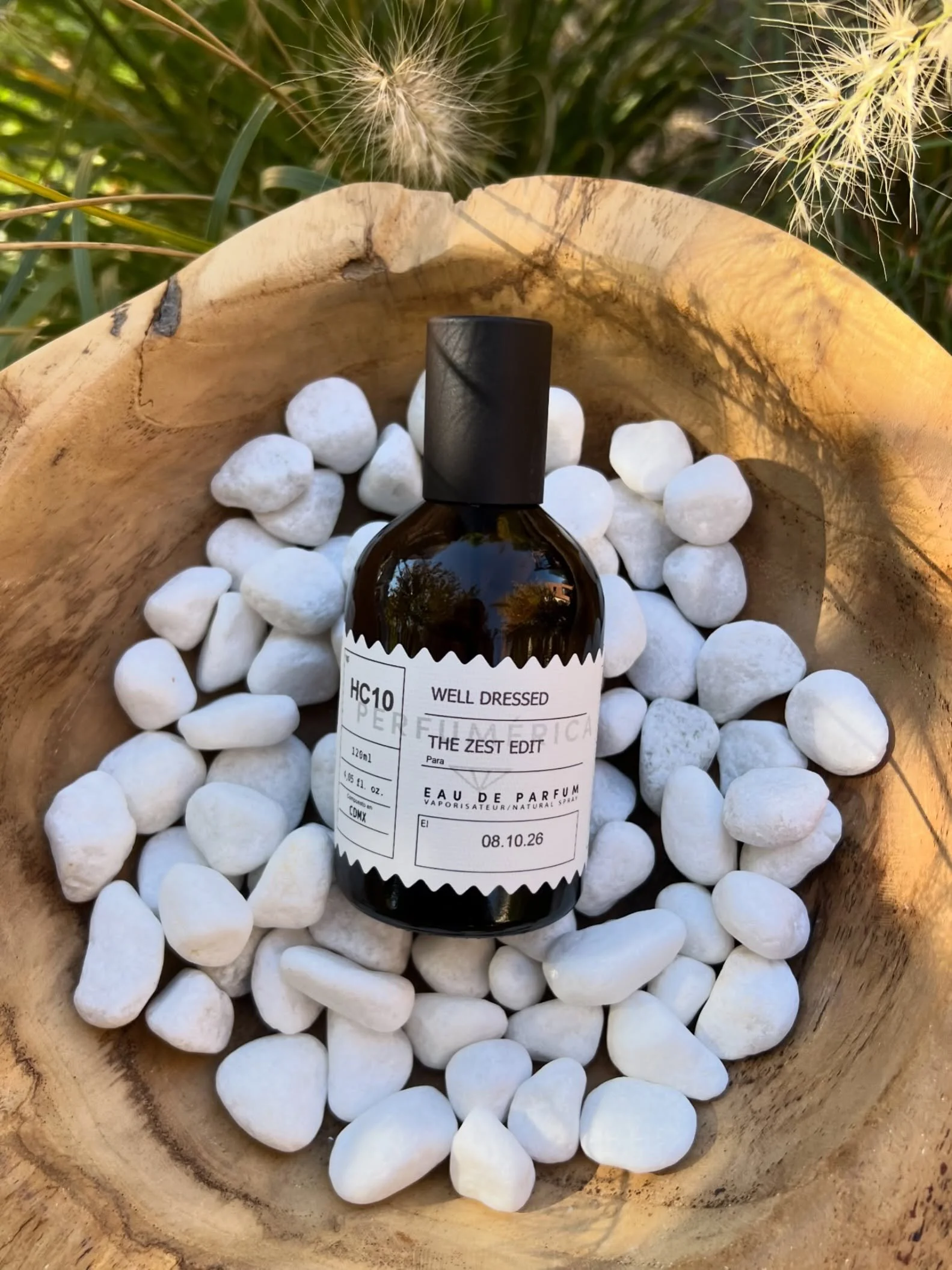 Style doesn&rsquo;t stop at what you wear🤎
Introducing WELL DRESSED- a fragrance that feels as good as your favorite outfit looks.
Bright bergamot and saffron meet warm jasmine and amber, finished with earthy notes of moss, sandalwood, and musk.
Veg