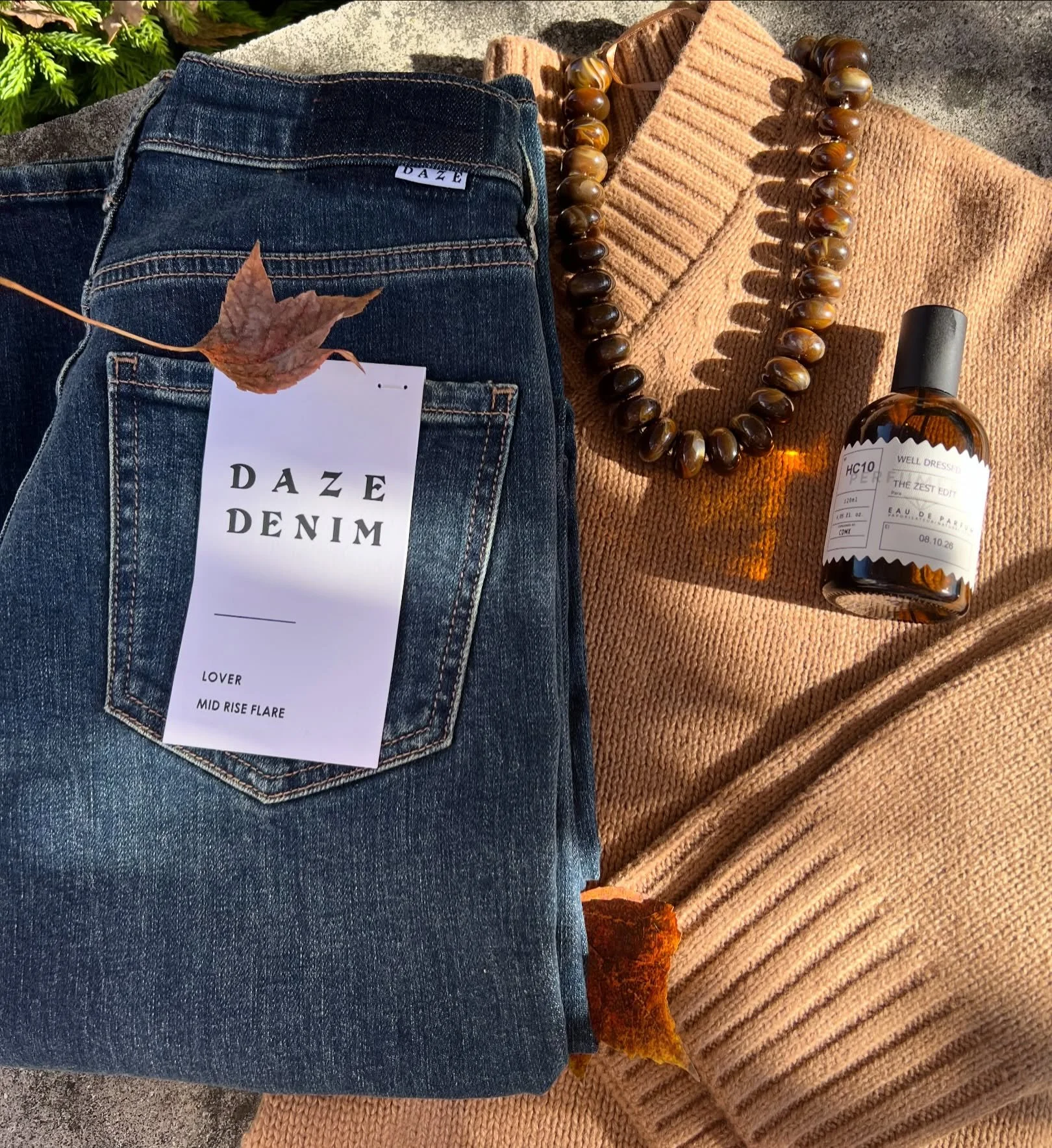 Back to basics🍂🌾Your favorite sweater and jeans combo, elevated with a few statement accessories! 
#shopzestclothingandco #shoplocal #shopsmall #shopdowntownfrederick #shoploco