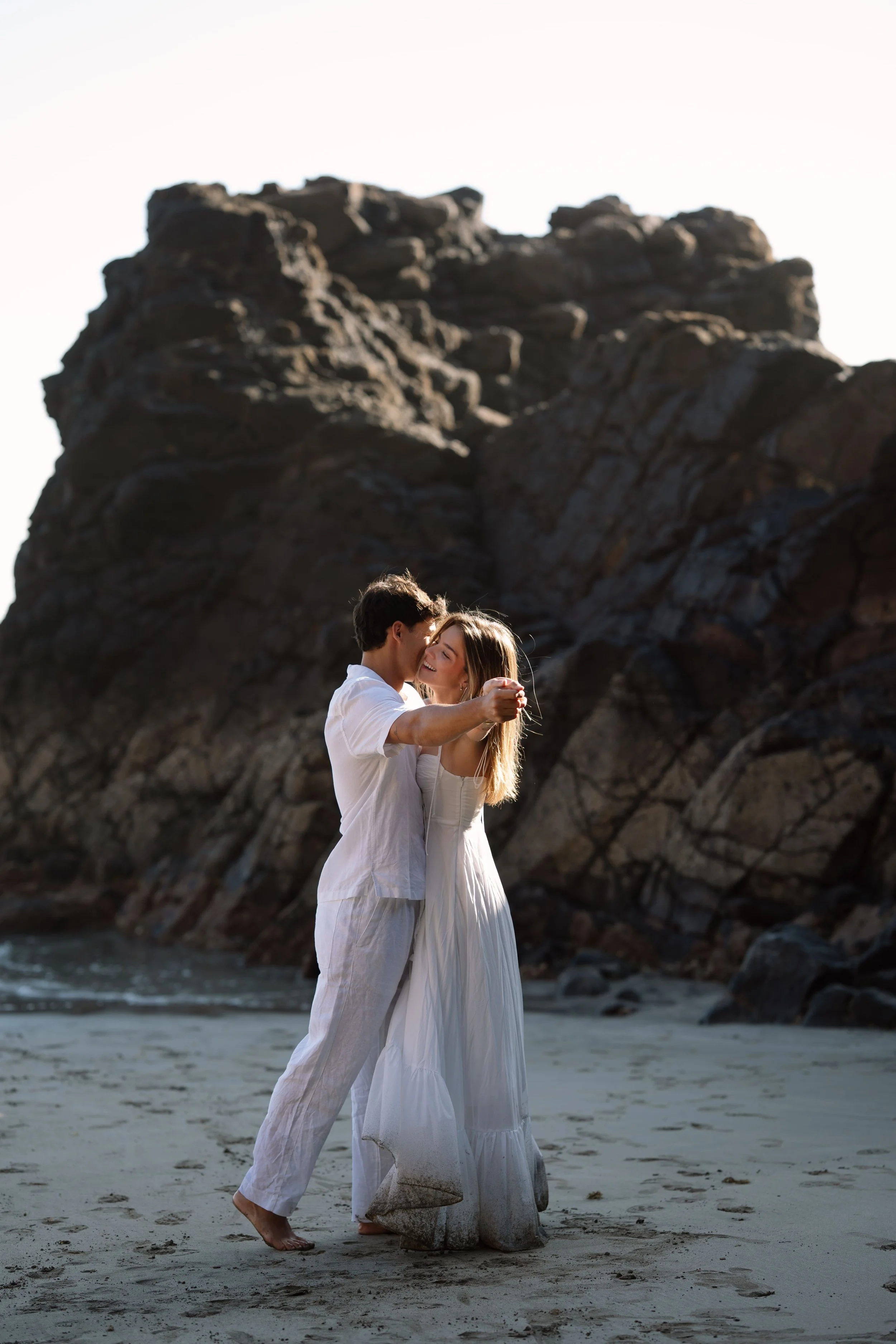 Fotografía de una pareja en la playa de Orzola