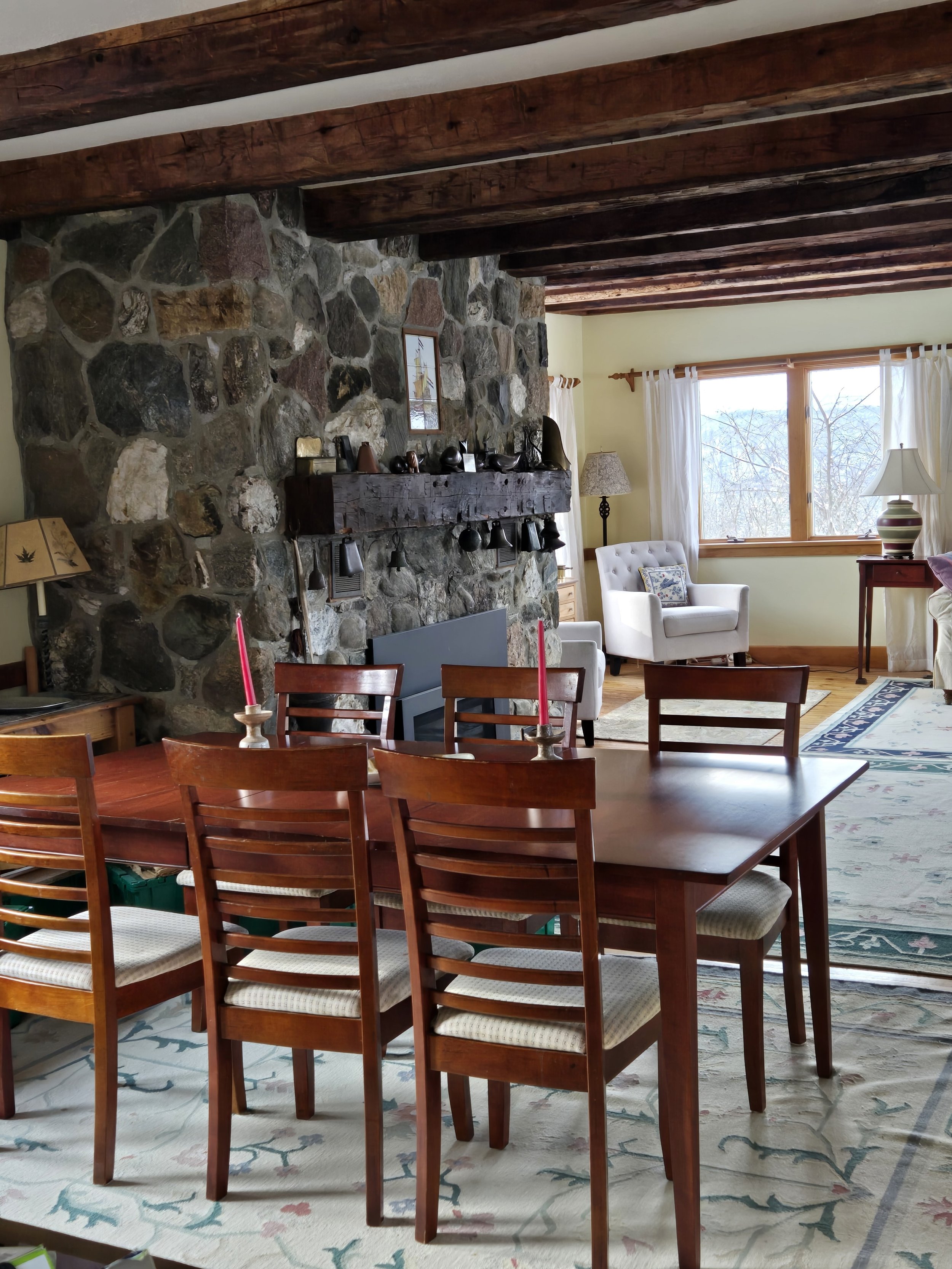 Lots of Natural Light in Livingroom