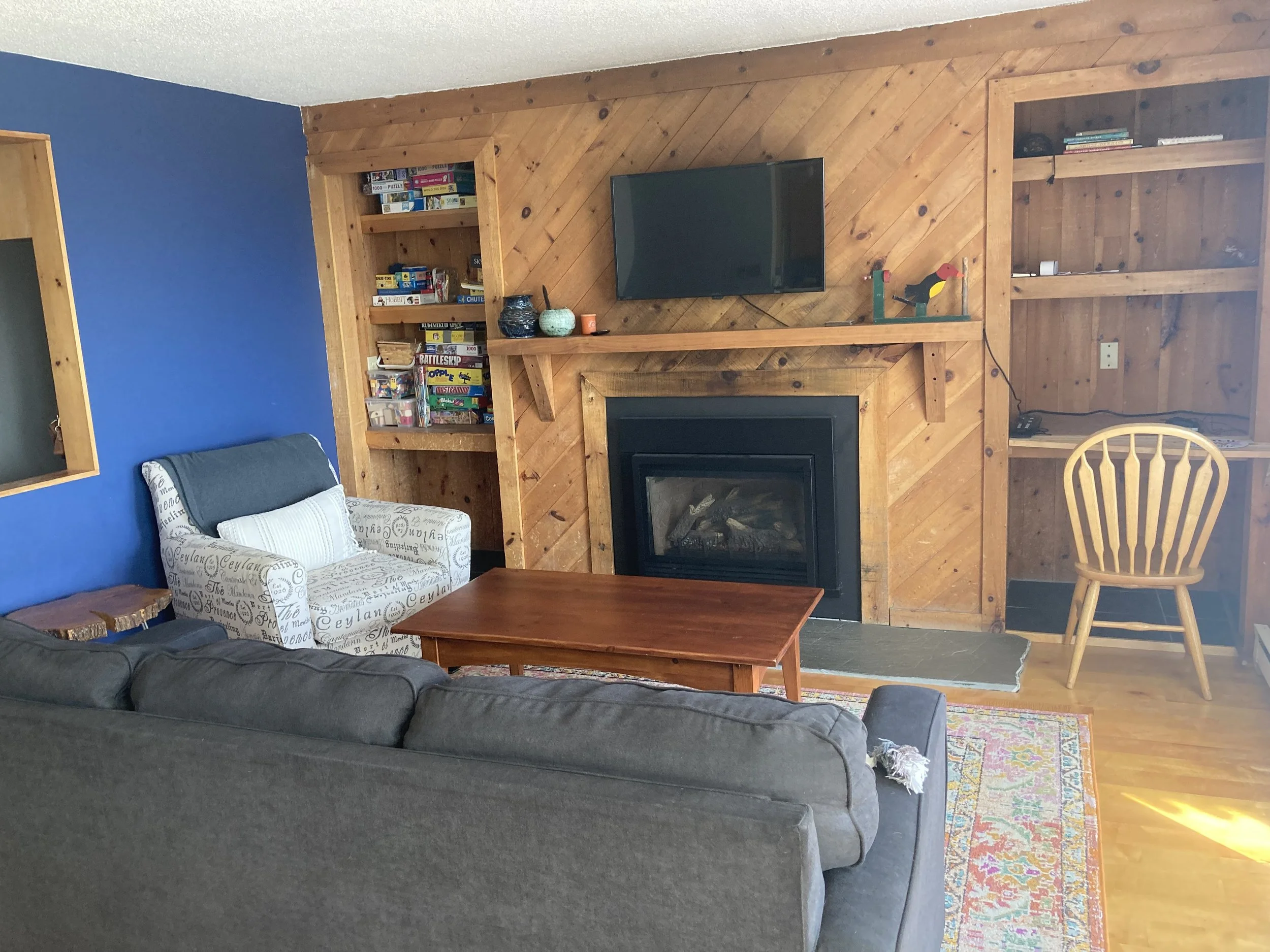 Livingroom with Gas Fireplace