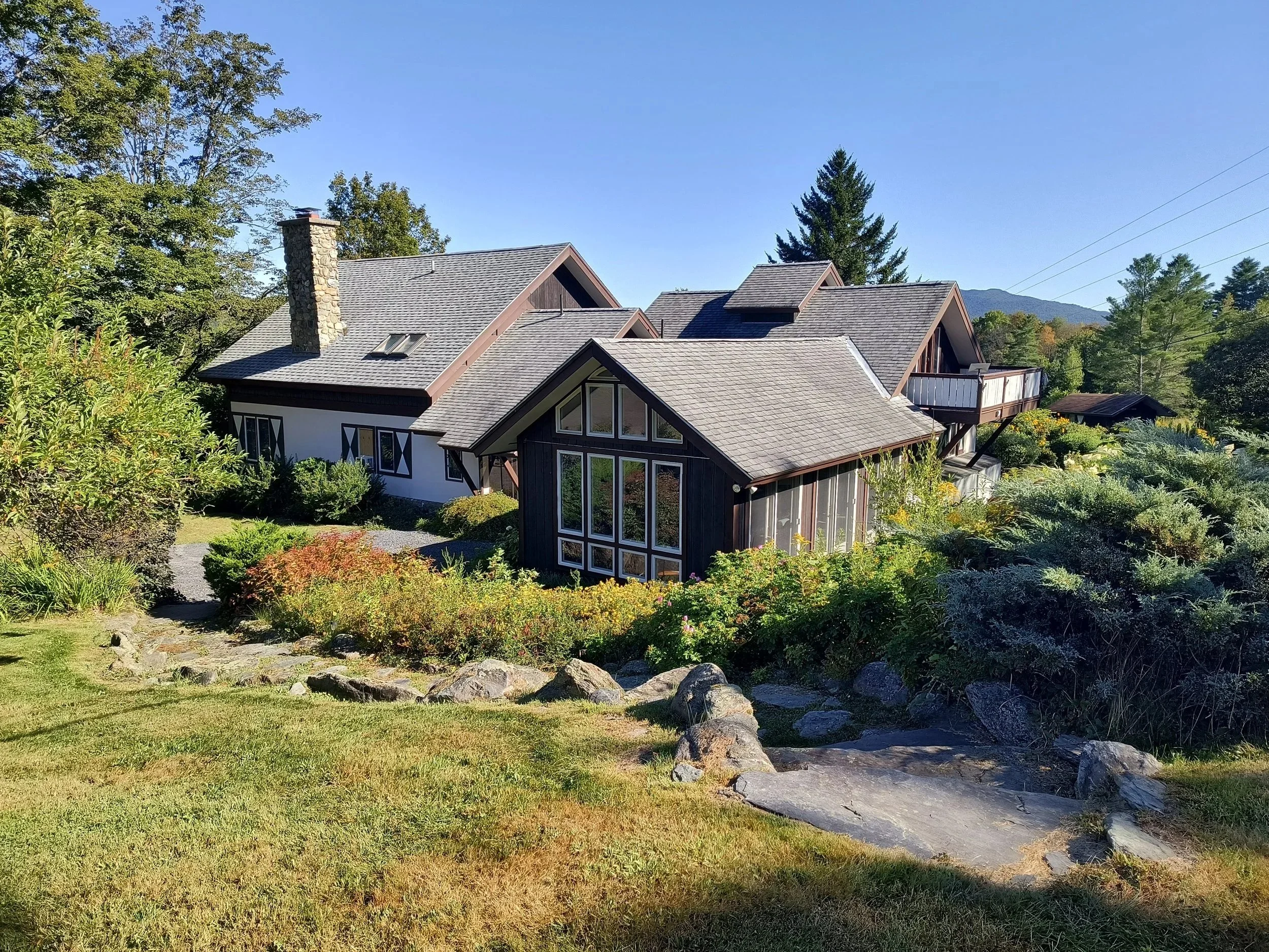 MORETOWN 5 BEDROOM HOUSE (AVAILABLE FOR THE 2025-2026 SKI SEASON)