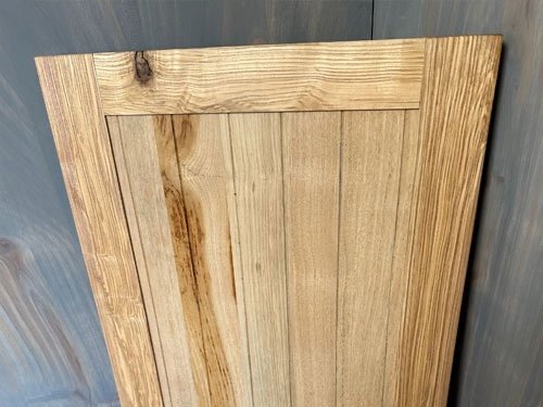 Chestnut Vertical Panels
Crisp vertical planks of chestnut on an ash surround.