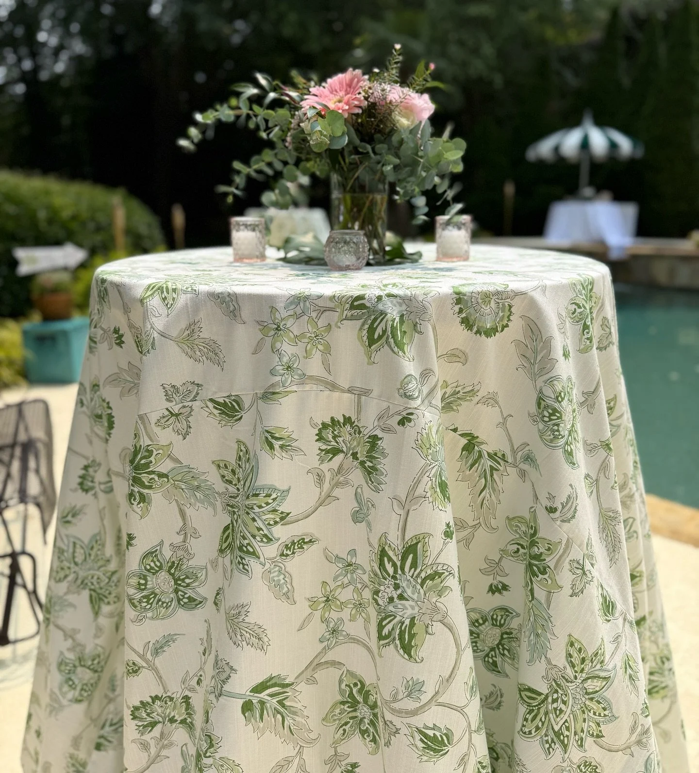 As summer comes to a close, we love reminiscing on this beautiful poolside engagement party for Rachel and Whit 💚 such a beautiful day celebrating a precious couple!!!

Linens: Sweet Thing - Forest