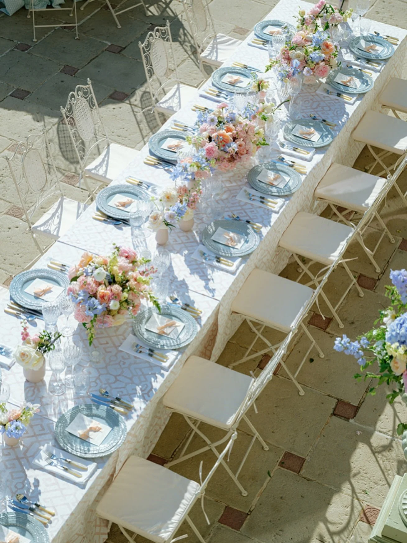 Who&rsquo;s going to a wedding today?! 🥂 Our Lady Blush linens make the perfect subtle complement to any reception and adds such warmth and elegance ✨

Planning: @mariee_ami 
Florals: @hollychapple 
Photos: @danielknightharris 
Linens: @favourlinens