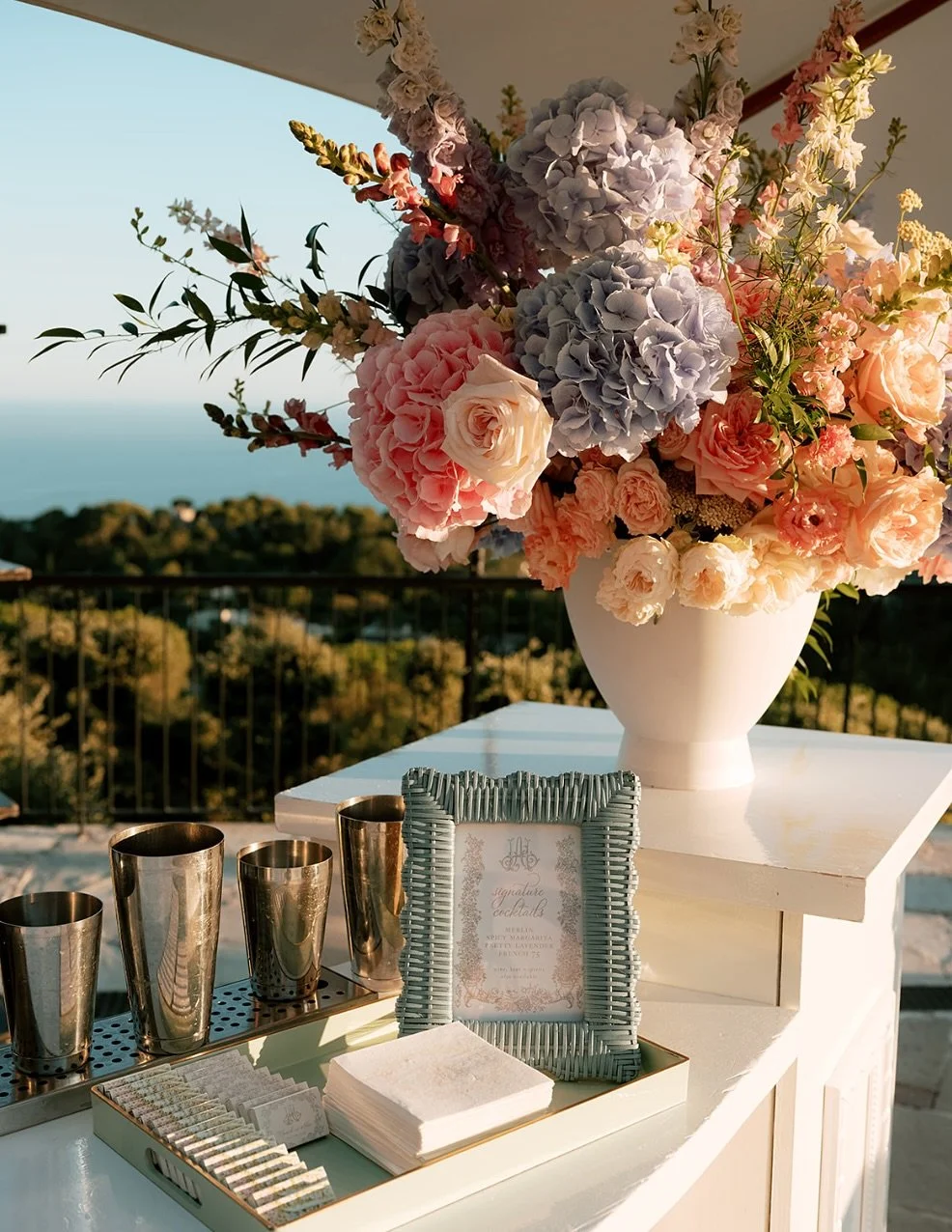 A moment for these French florals 👏🏻 the color combinations in these arrangements create such a beautiful vignette for this wedding ✨ Our Lady Blush and Dreams Multi linens are seen here!

@mariee_ami @hollychapple @danielknightharris