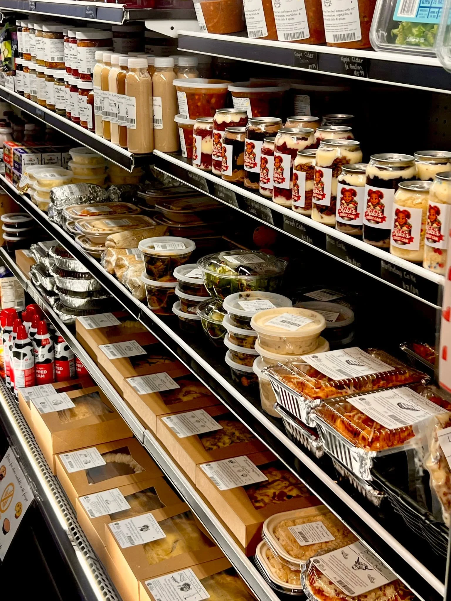 🍽️ Dinner, handled.

Some nights you want something comforting and homemade&hellip; you just don&rsquo;t want to cook it yourself.

That&rsquo;s where our market kitchen comes in.

Our grab-and-go case is always stocked with house-made meals and sid