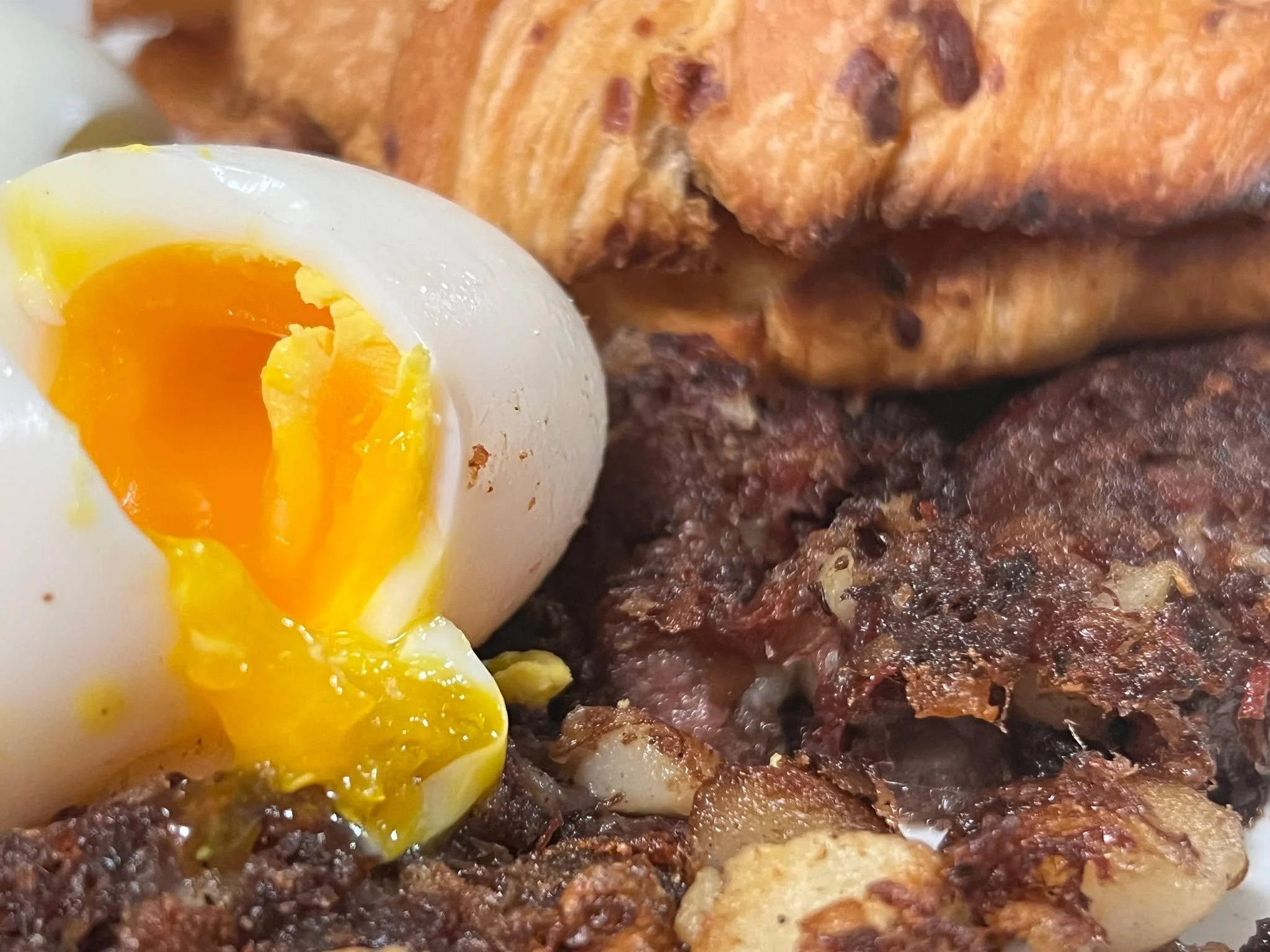 Sunday mornings were made for this ☀️🥔🥩

Our corned beef hash starts with grassfed beef from LaPlatte River Angus Farm, dry-cured in-house the old-school way, then slow-cooked, shredded, and tossed with potatoes &amp; onions until it&rsquo;s crispy