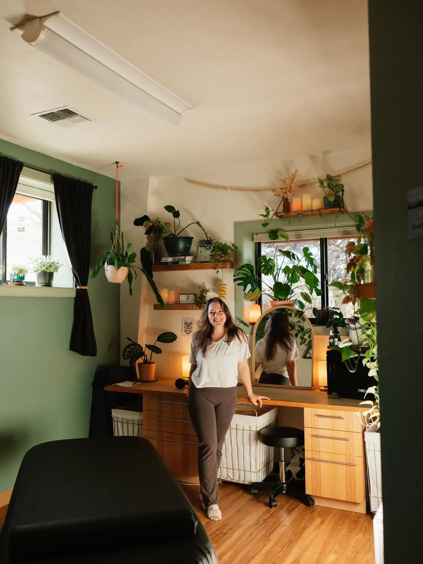 Interested in assisted stretching&hellip; but maybe a little nervous? Totally normal. Here&rsquo;s exactly what to expect at your first session ⬇️

⚡️ First, we chat. We&rsquo;ll sit down for about 5 minutes to talk about any injuries, areas of tight