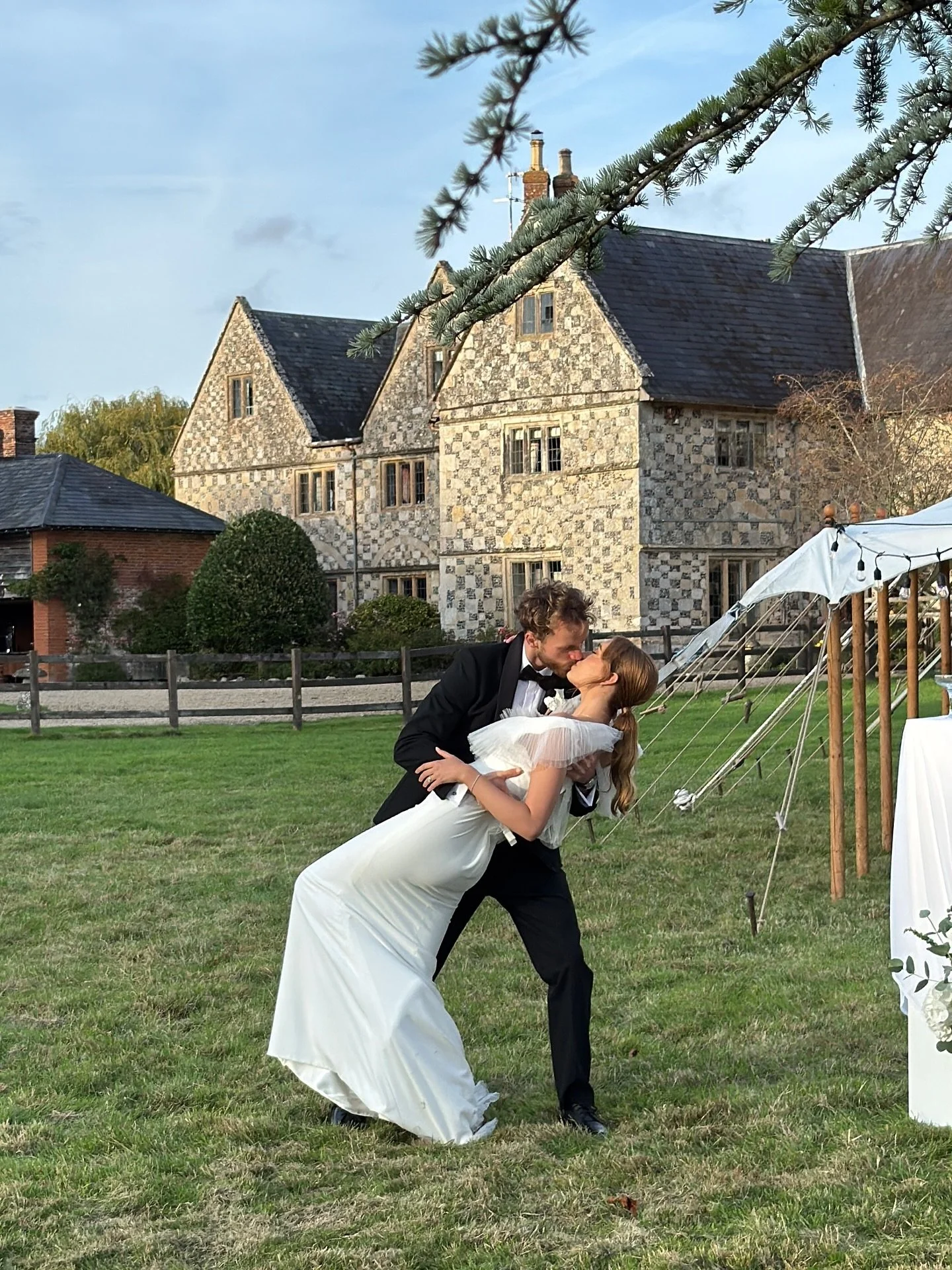 The dreamiest styled shoot at @manor.estate.wiltshire 🤍 

Concept | @nicole_walkerphotography 
Venue | @manor.estate.wiltshire 
Photography | @joannaransonphotography &amp; @nicole_walkerphotography 
Content creators | @afterglowcontent 
Planning, s