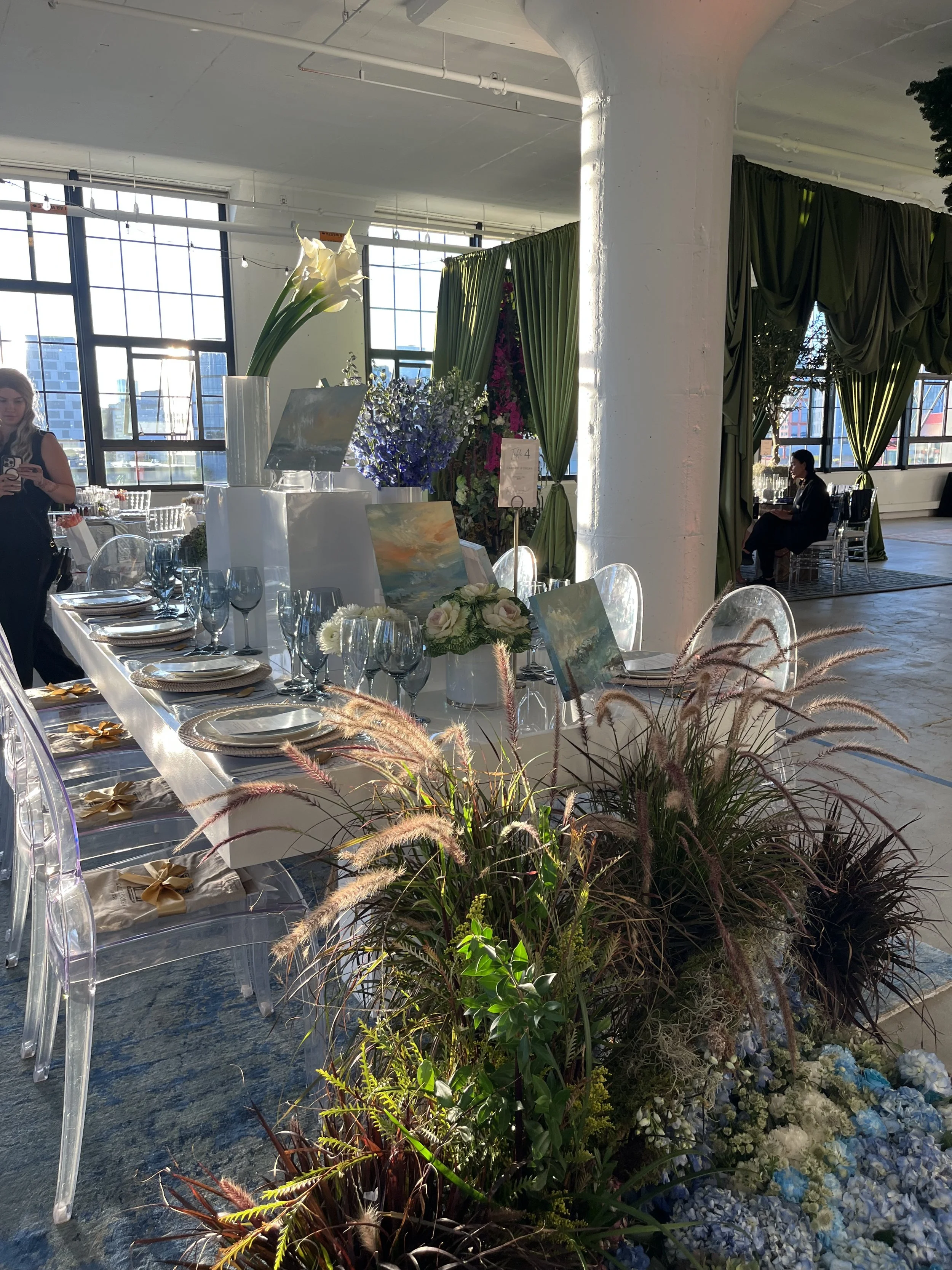 Galerie d'Orsay and Kathy Buist table installation at To Live and Dine