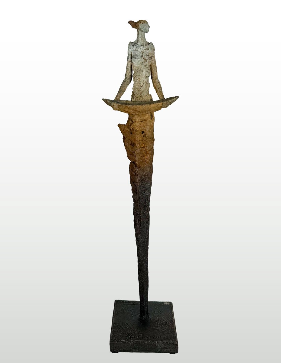 Gustavo Torres - Un comenzar - Bronze statue of standing female figure with a long boat in hands