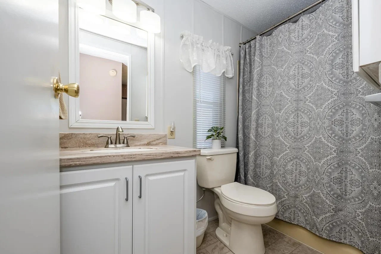 bathroom 2 .jpg