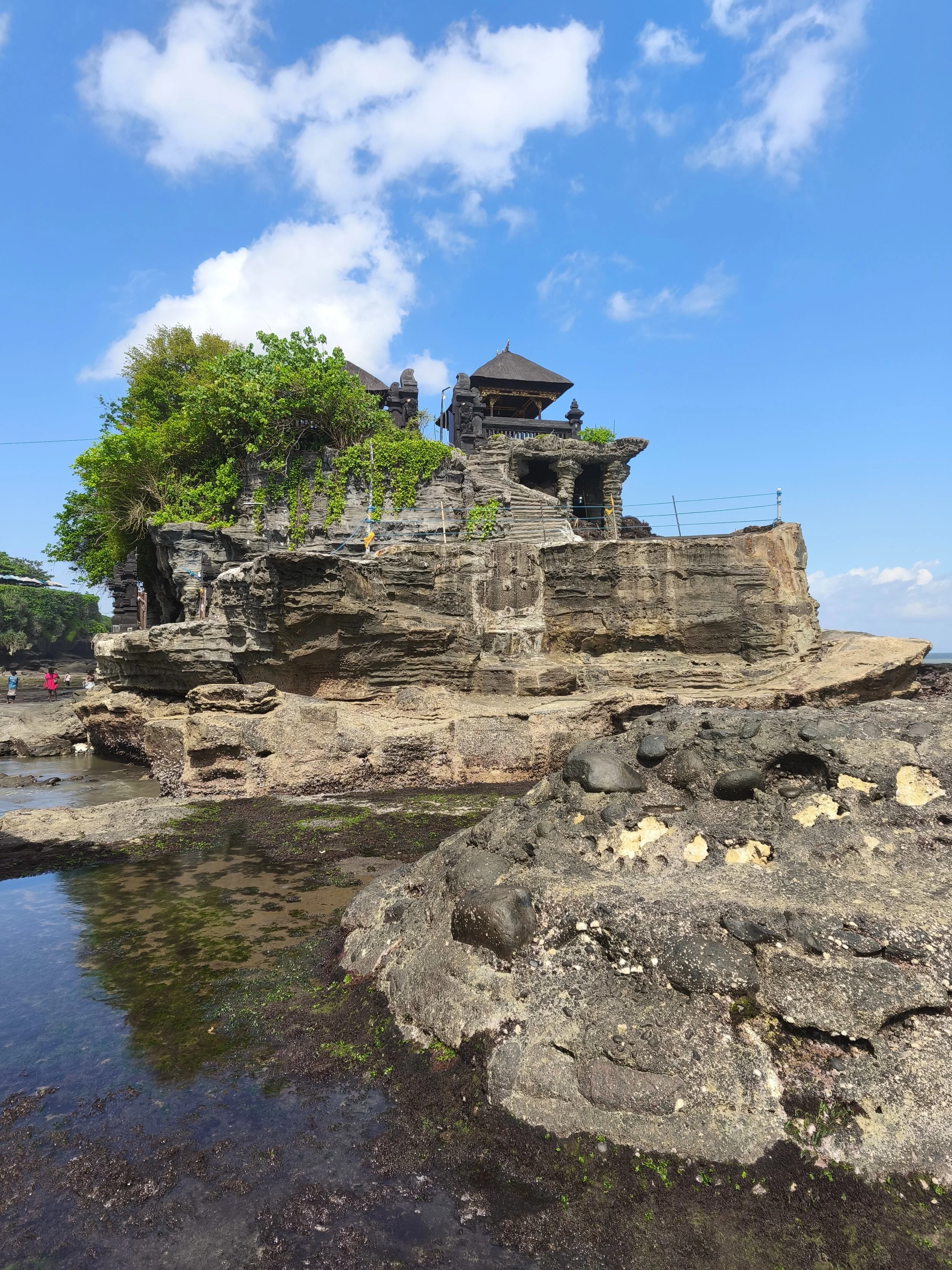 A Tanah Lot templom Bali egyik ikonikus helyszíne, ahol a legenda szerint nem mehetünk párként, ha nem vagyunk házasok.