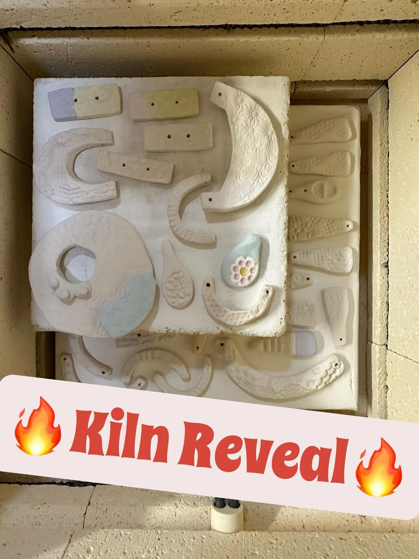 Doing lots of tests these days, lots of explorations. Lots of learning. 🔥. #ceramics #artjewelry #homekiln #ceramicjewelry #experiment