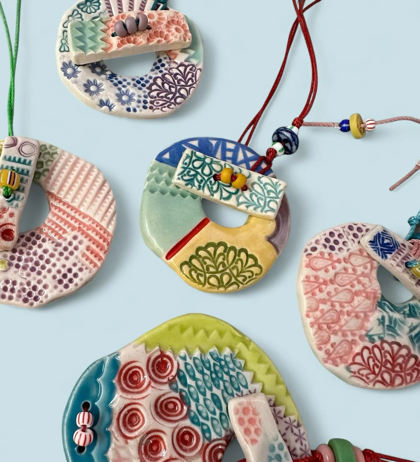 Wear a little piece of artwork! Made by AI, 3D printing and laser cutting. Just kidding... made by hand! Viva las manos! Link to shop in profile.  #ceramicart #ceramicjewely #jewelrydesignersofinstagram #handmadewithlove❤️ #madeinaskutt #shopsmallbus