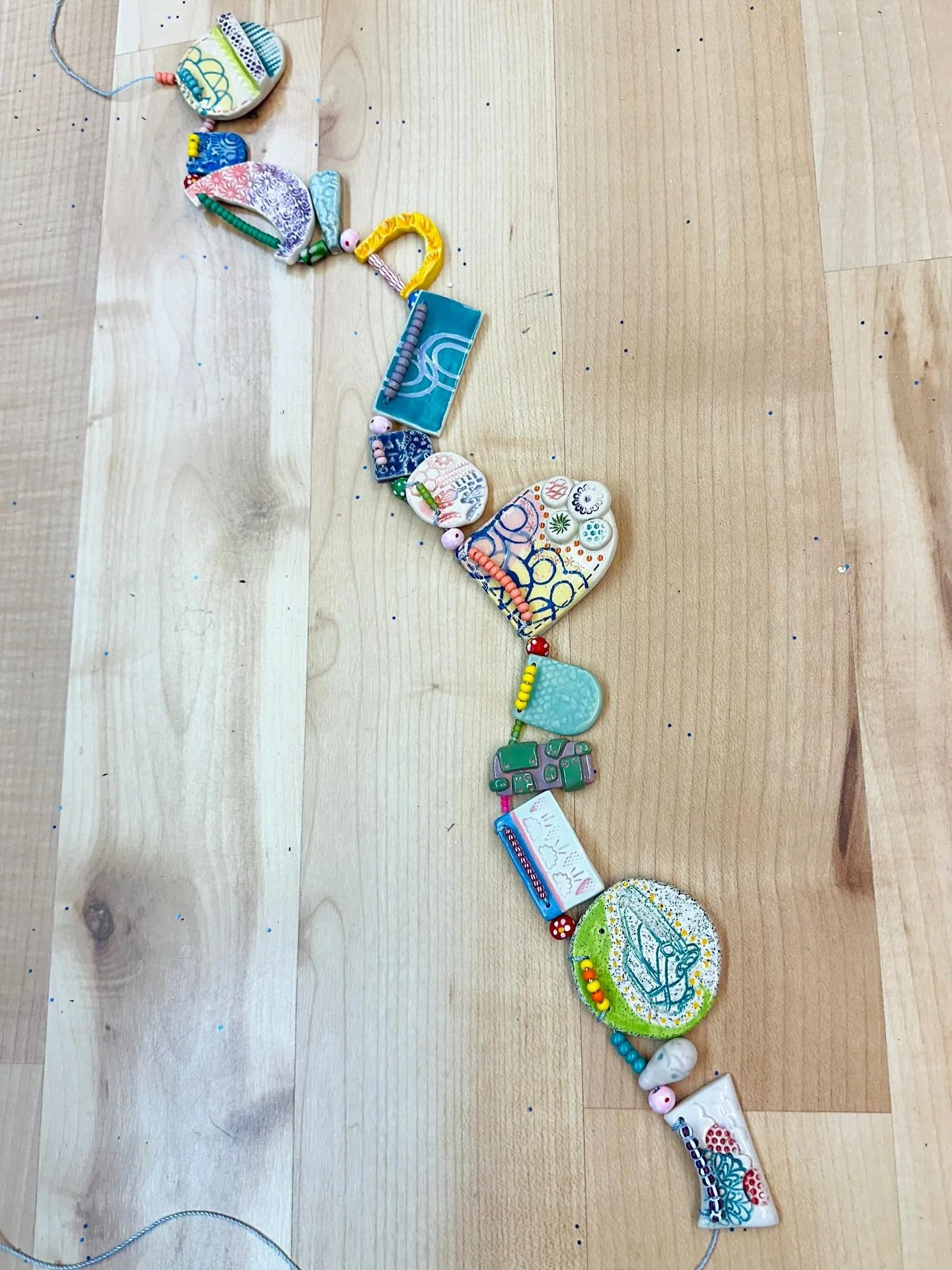 Work in progress. Playing with all the ceramic tests and experiments. It's kinda like using scraps from sewing projects to make a quilt. Sort of...
😊. #ceramics #ceramicartist #jewelrystories #jewelrydesigns #artjewelry