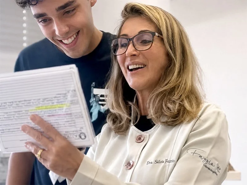 Dra Silvia Fazzio celebra conquista de tratamento bem-sucedido com jovem paciente, compartilhando resultados que transformam sorrisos e promovem autoconfiança nos atendimentos em Alphaville.