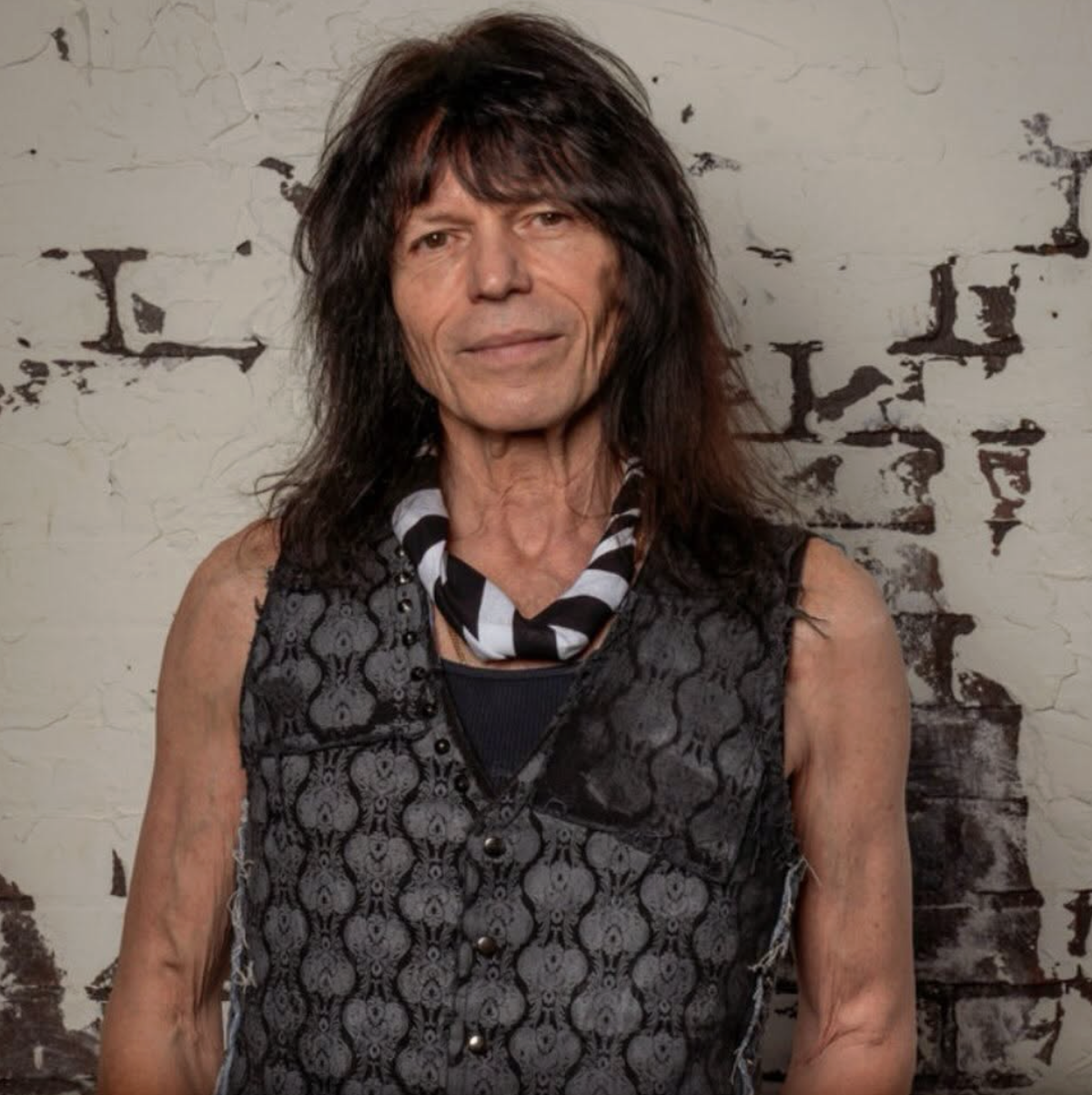 Rudy Sarzo Uses A.I. Because “Budget”