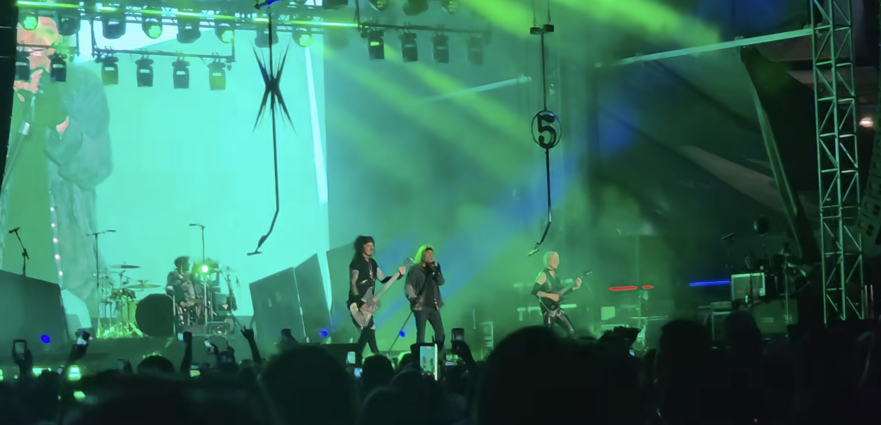 Ok, So Motley Did Change Their Set A Little