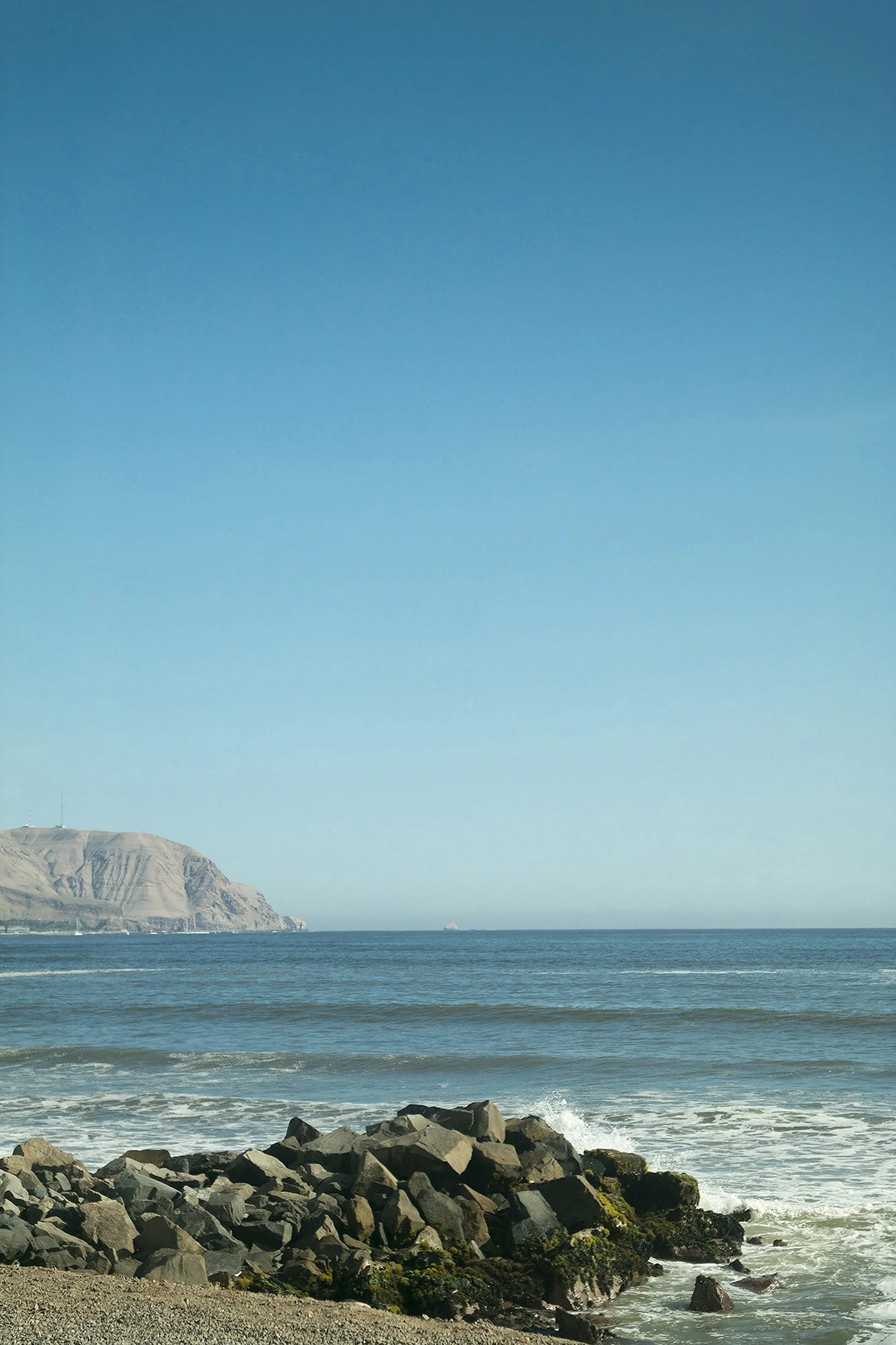 Costa limeña, entre rocas y olas.jpg