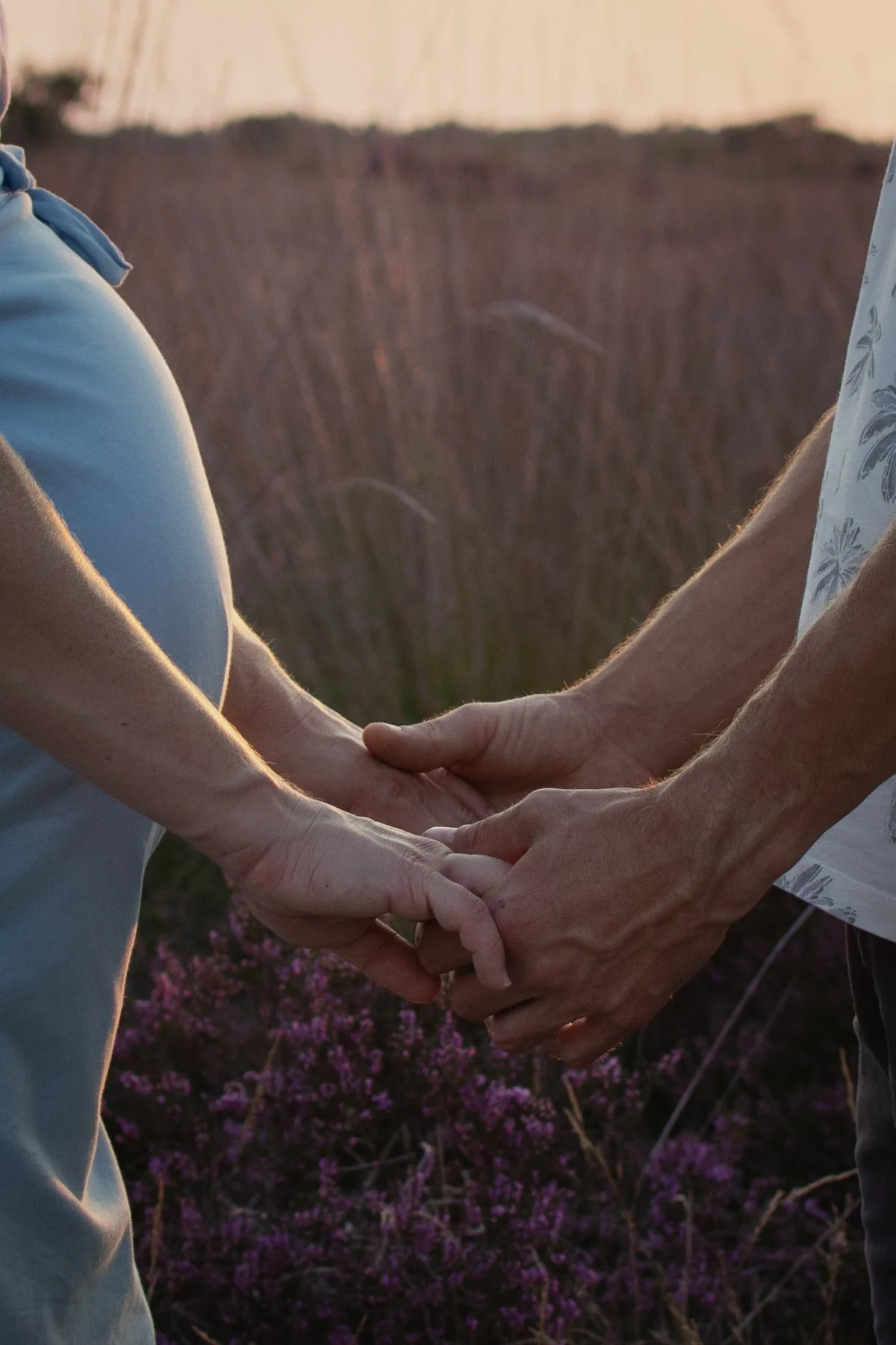 Zwangerschapsshoot op Loonse en Drunese duinen, paarse heide en golden hour