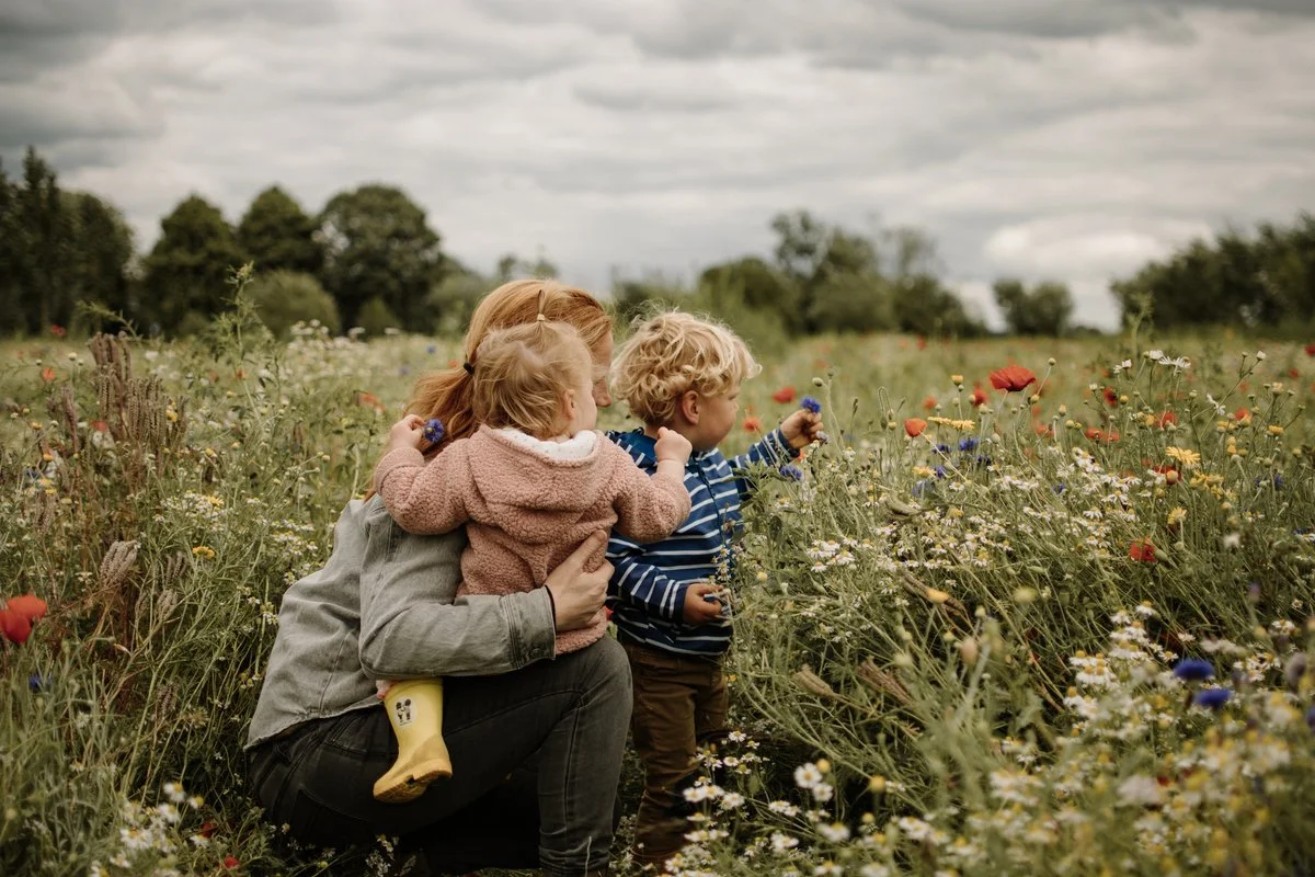 Gezinsshoot tussen de bloemen in Est, vlakbij Geldermalsen