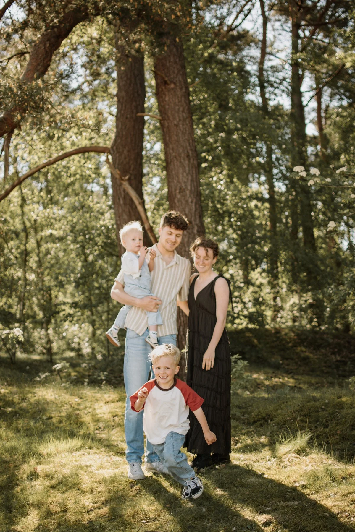 Gezinsshoot op de Soesterduinen overdag met jonge kinderen