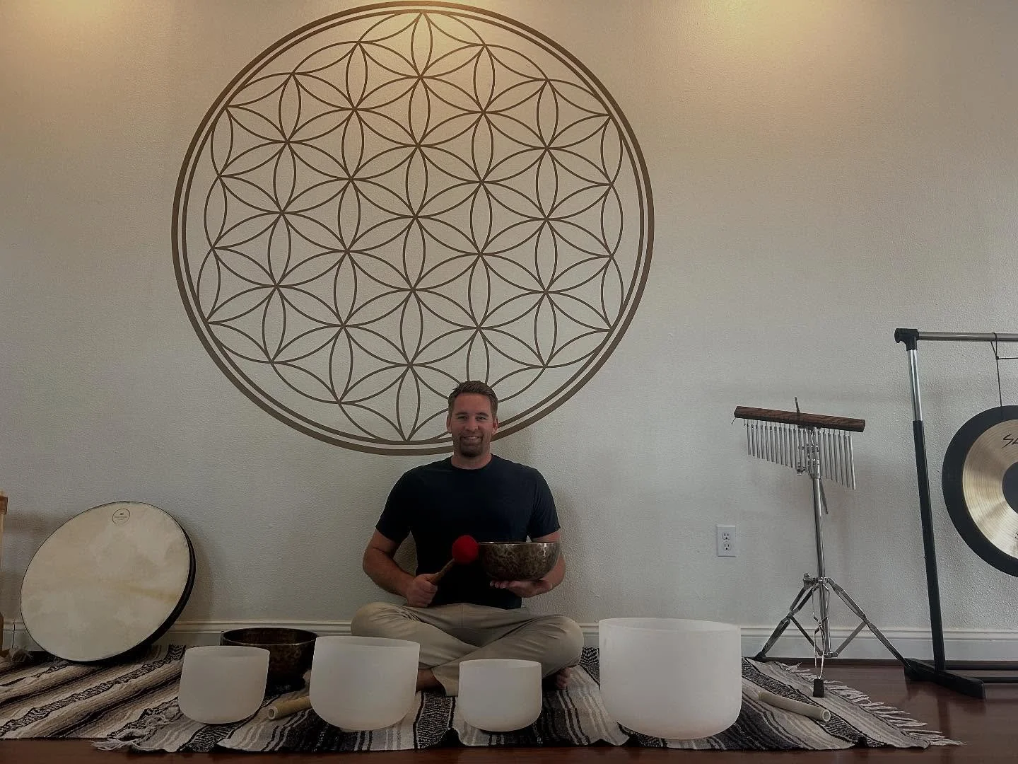 Sound Healing Experience w Tyler Saturday 11/8 🕉️

Come rest, receive, breathe and let go. Sound healing calms and rejuvenates the body, mind, heart and soul. Join Tyler for a sweet release. 

Midtown studio 
4-5p 

#somaticrelease soundbath #om