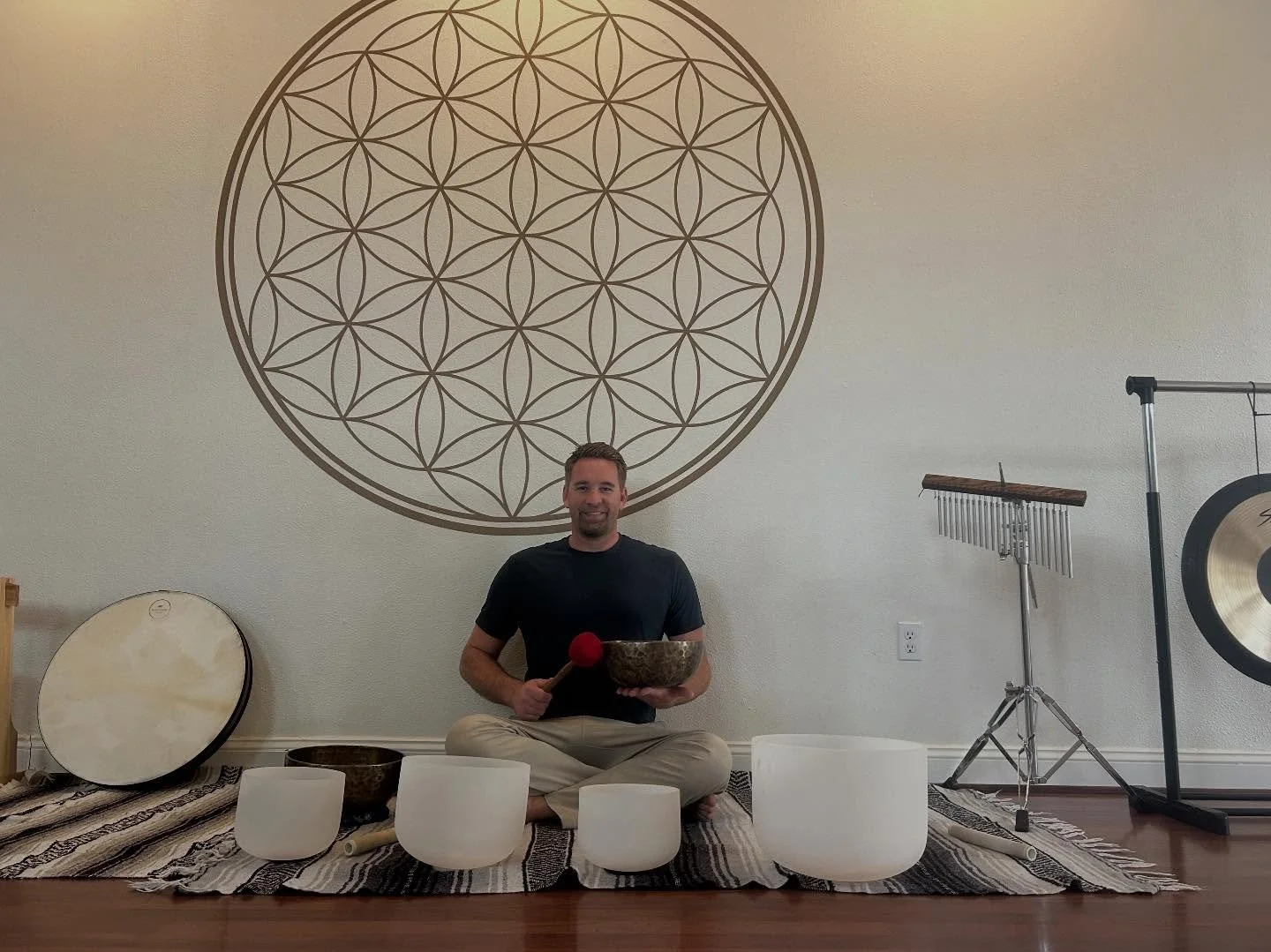 New Years Day Soundbath w Tyler ✨

Join Tyler for a sweet serenade to welcome in the new year 🌟 3-4p Midtown studio. Such a lovely way to start the year. See you there! 

#yoga