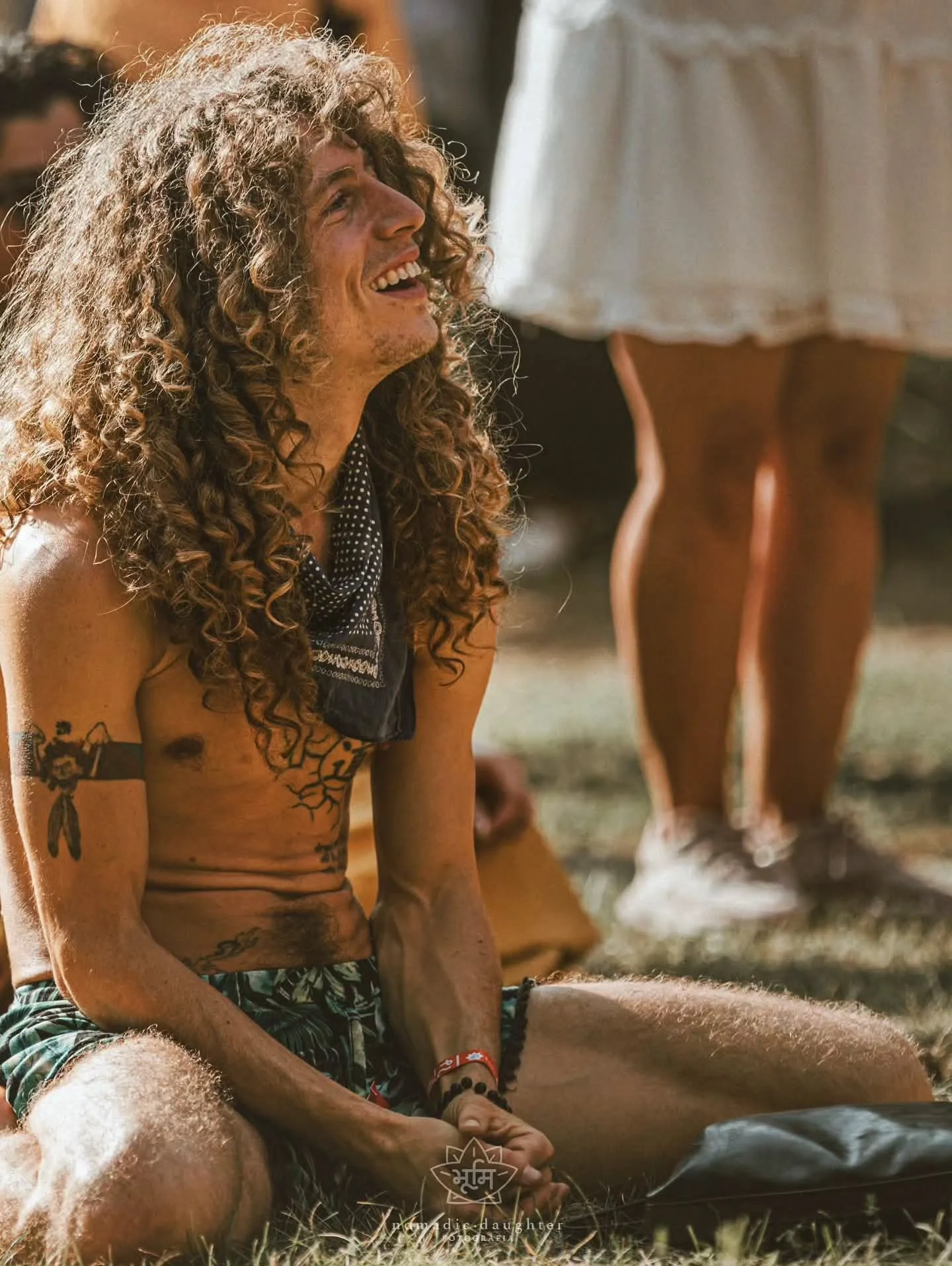 returned from an errand
I wave to the pretty women
from my home town
then, I turn my back 

on a solitary walk to my hermitage
I pass gray-red rock walls
while drinking wine 

the bird songs are new
every day
though they sound familiar 

and the hang